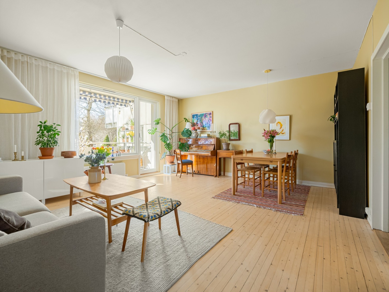 Stuen oppleves som svært sosial, perfekt for hyggelig besøk og sammenkomster. Galleribilde