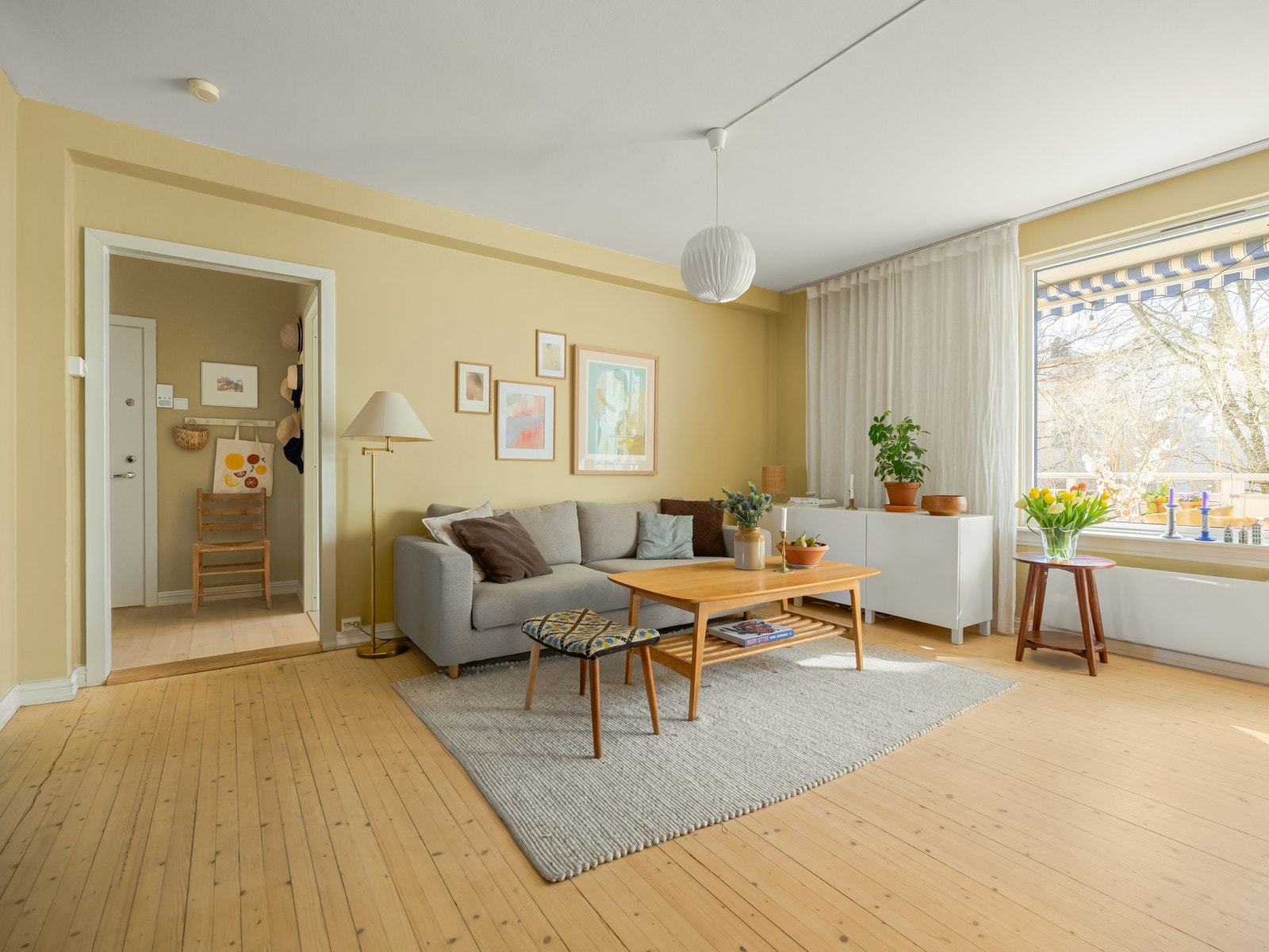 Den generøse takhøyden gir en ekstra god romfølelse, og de store vindusflatene slipper dessuten inn godt med naturlig dagslys. Galleribilde