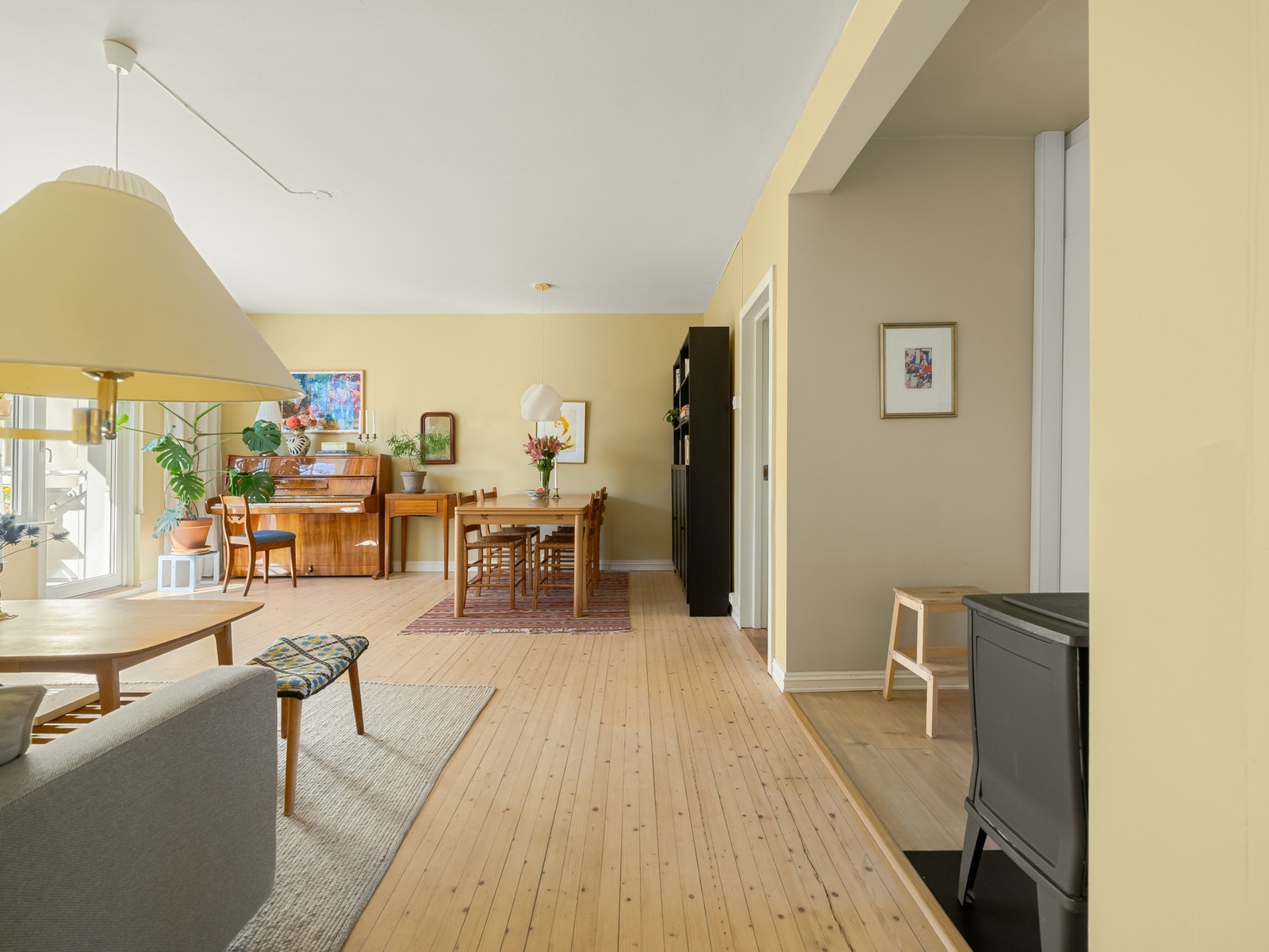 Stuen er stor og luftig, og er det naturlige samlingspunkt i leiligheten. Galleribilde