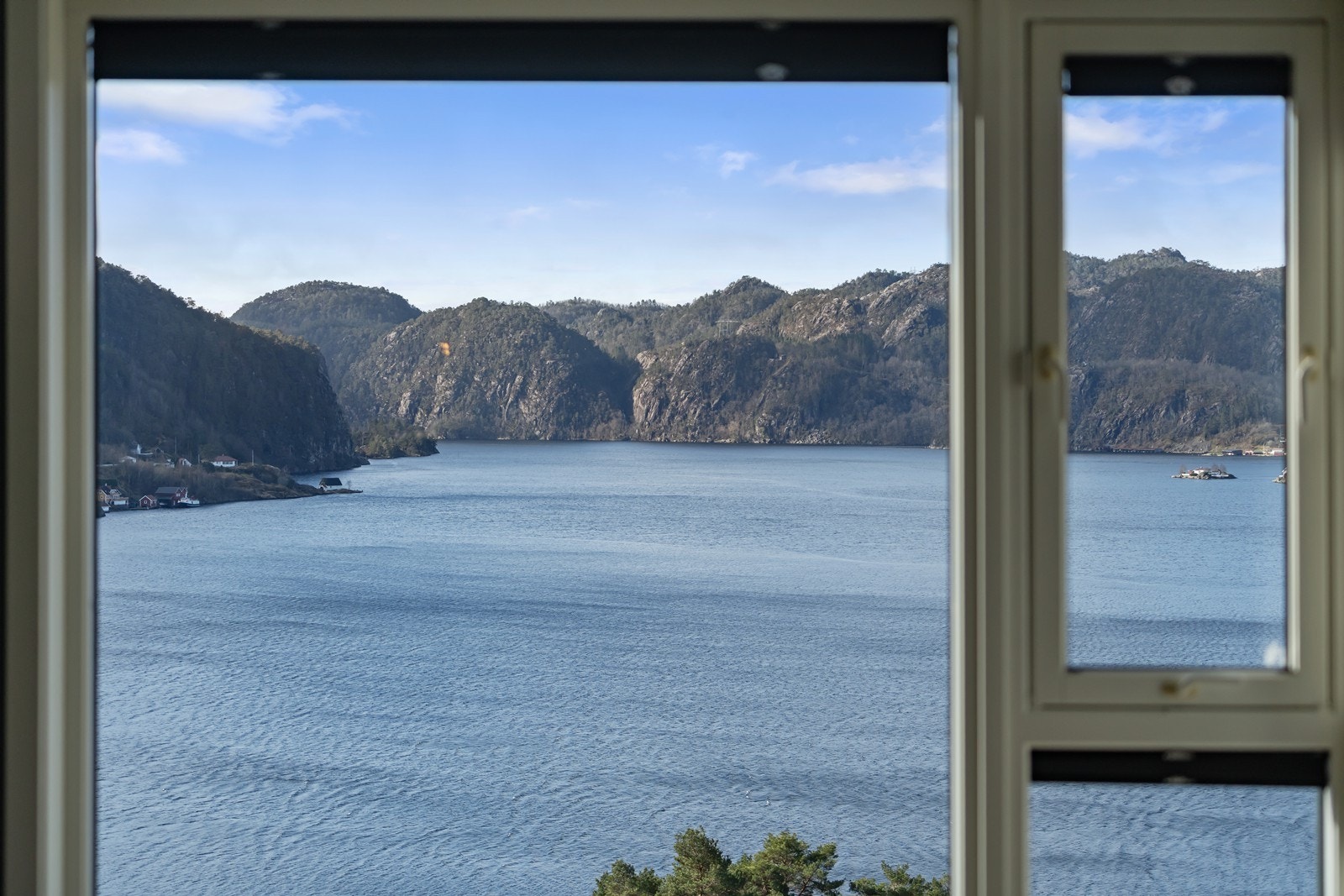 Fra stuen har du fantastisk utsikt som gir ro - året rundt Galleribilde