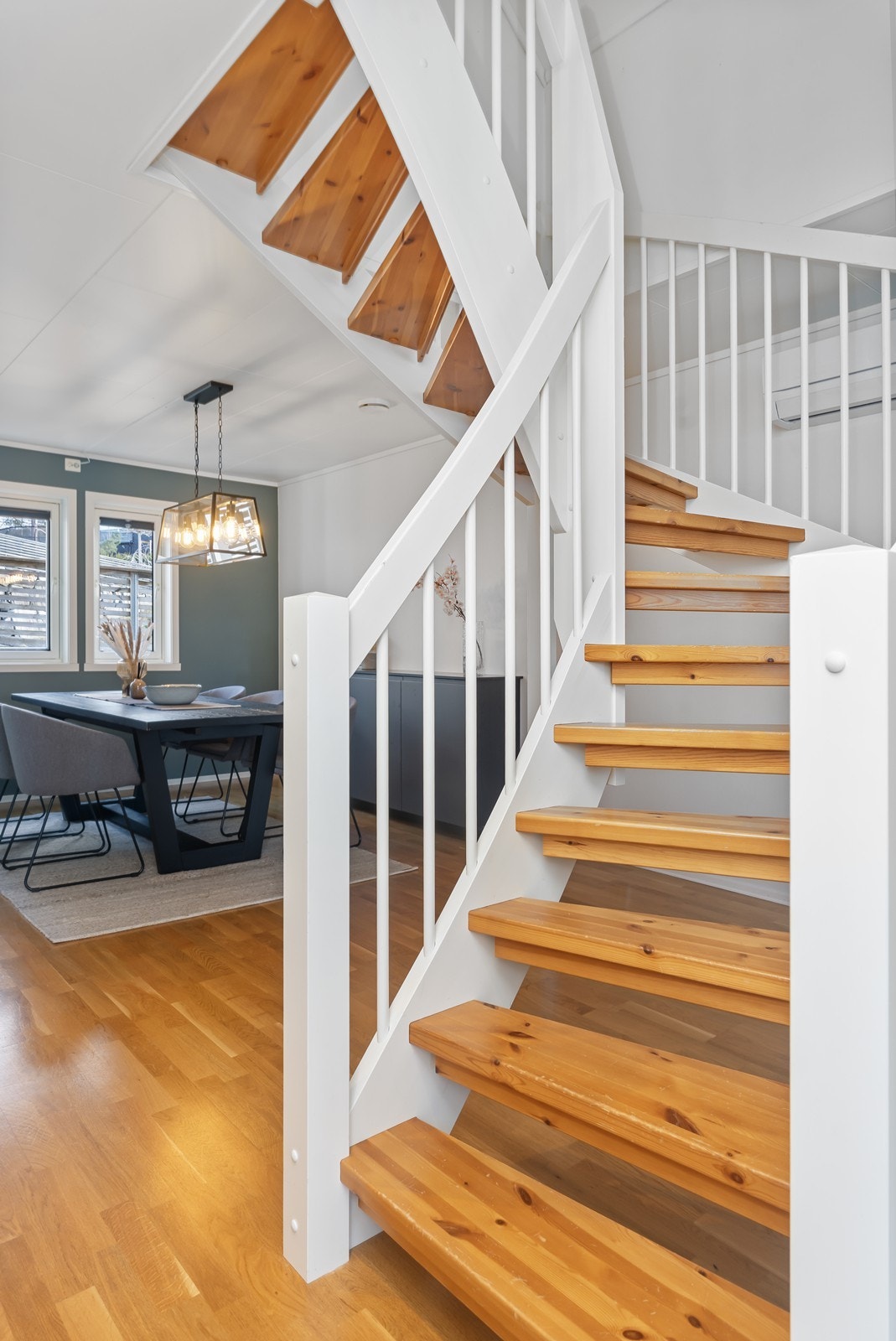 Videre går vi opp i 2 etg som har 3 soverom/ loftstue og bad. Galleribilde