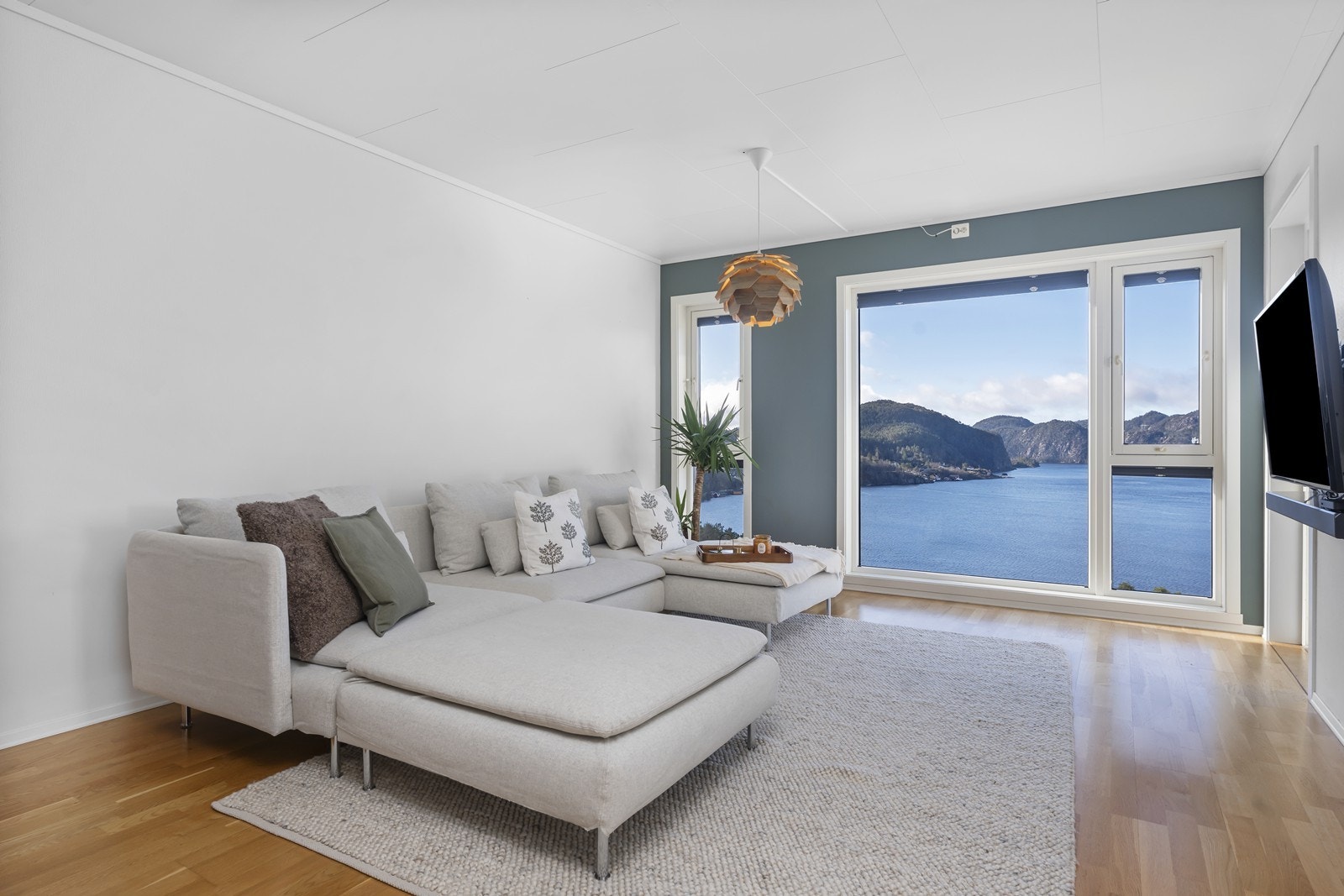 Her får du en lettstelt bolig over 2 plan med stor og lys stue Galleribilde