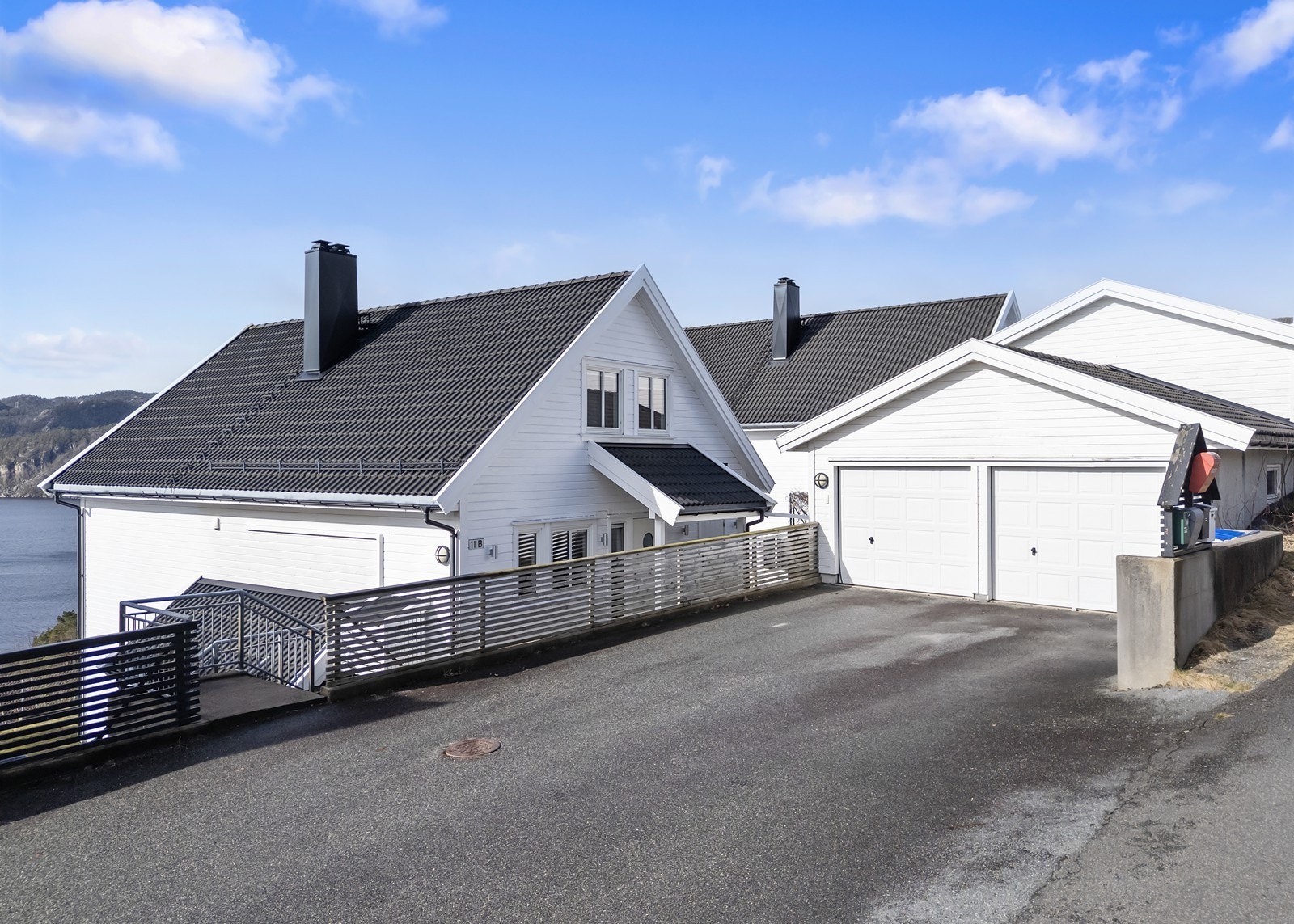 Med boligen medfølger garasjeplass - den til venstre. Galleribilde