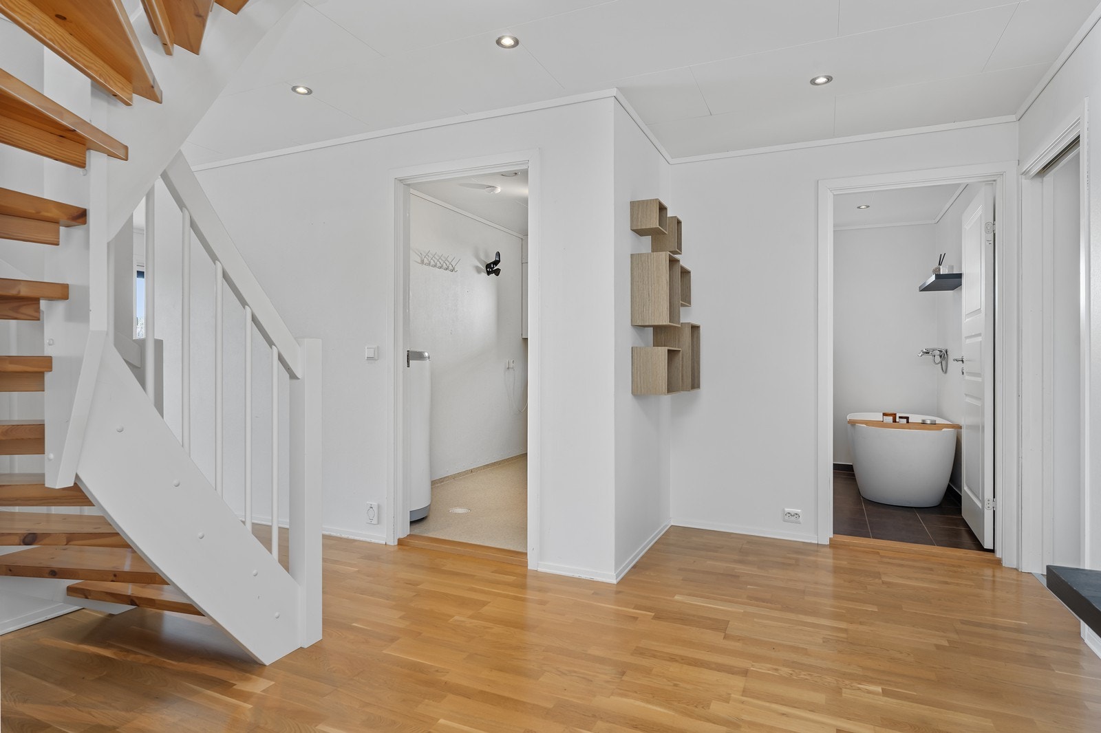 Fra spisestua inn mot bad og vaskerom Galleribilde