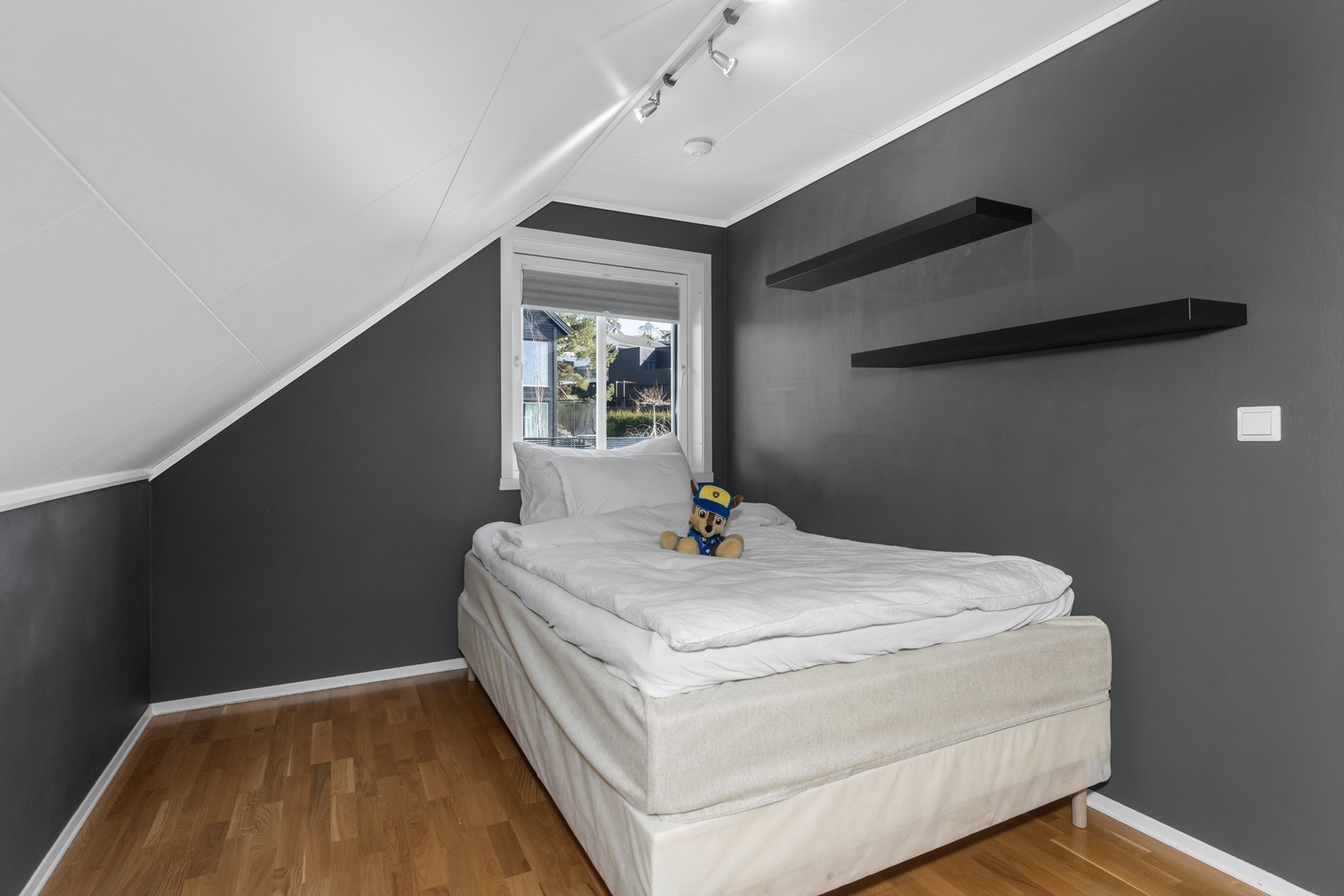 Soverom 2 på loft med kott i knevegger Galleribilde