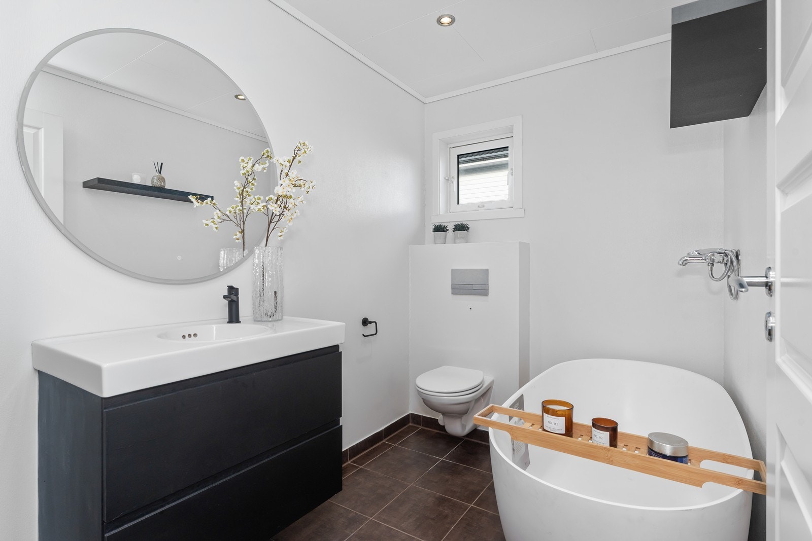 Baderom i hovedetasje med flislagt gulv, servant, wc og nytt badekar Galleribilde