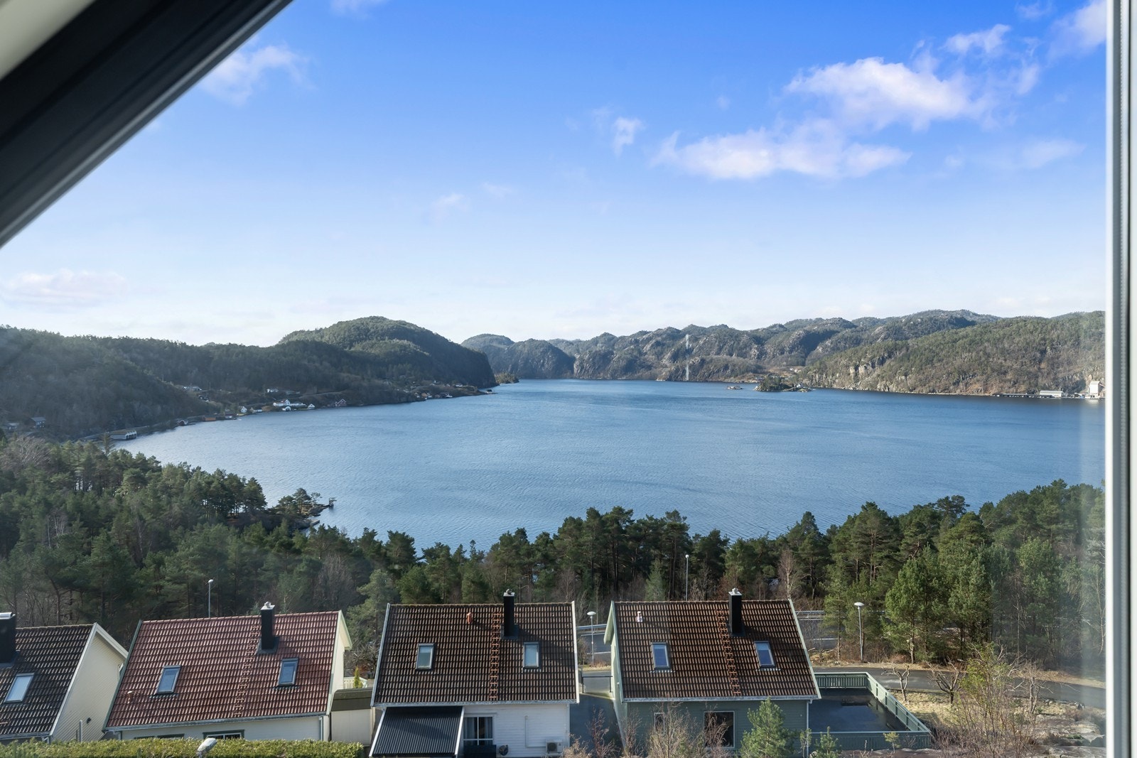 Også fra dette rommet kan du nyte den fantastiske utsikten! En herlig måte å starte dagen på Galleribilde