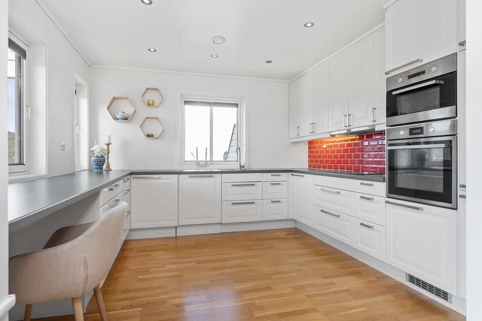 Kjøkken med integrerte hvitevarer og gode arbeidsflater Galleribilde