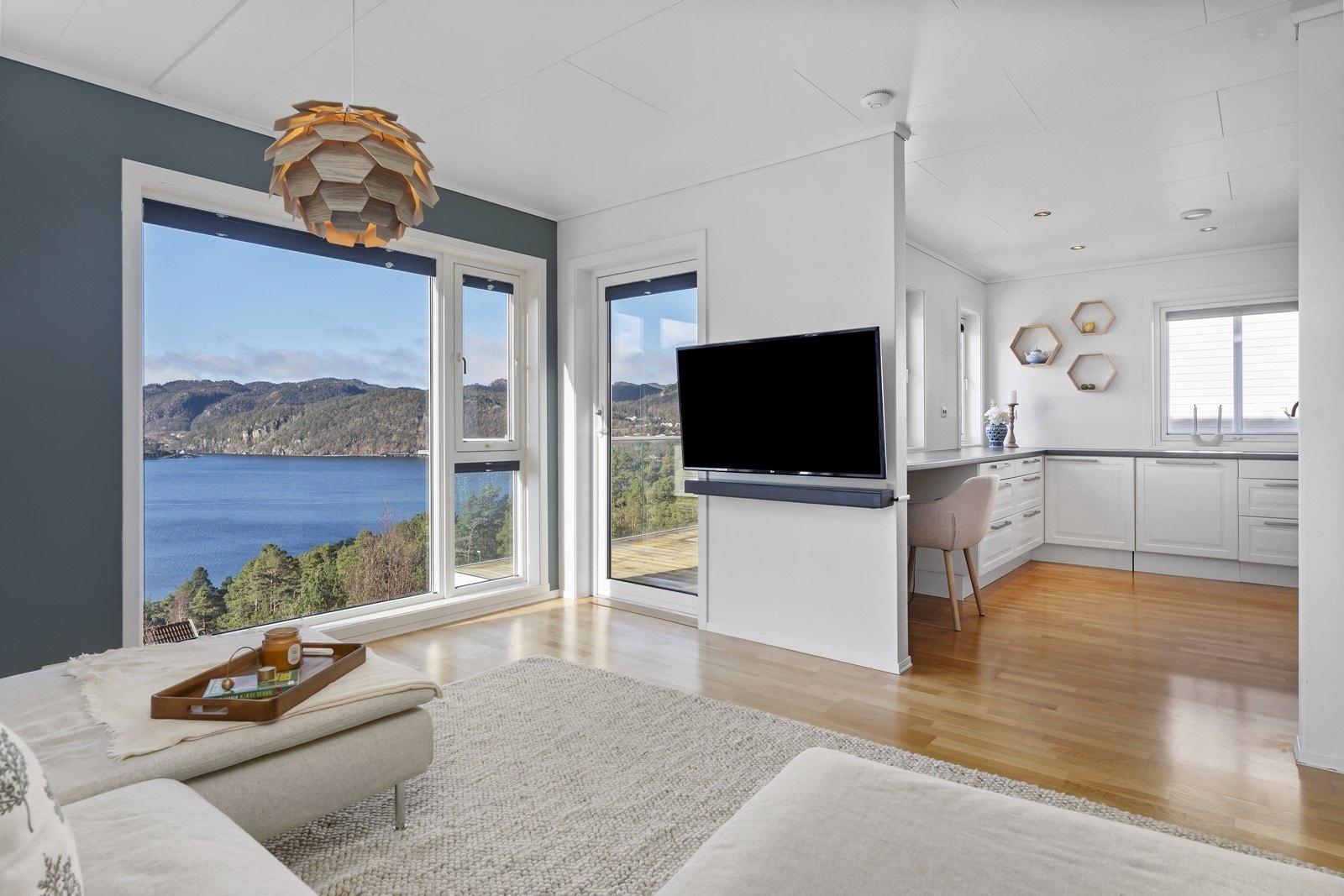 Fra stua er åpent inn til kjøkken og utgang til veranda Galleribilde