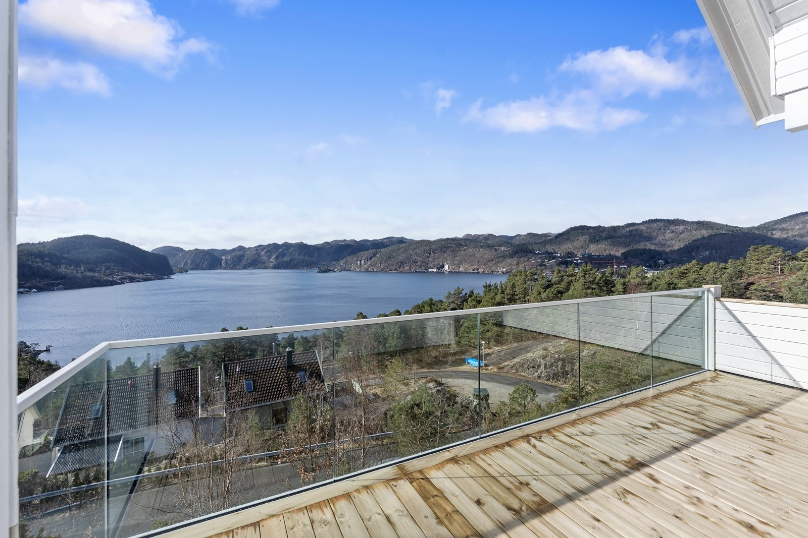 Veranda ut fra hovedetasje som nylig er bygget opp på nytt Galleribilde