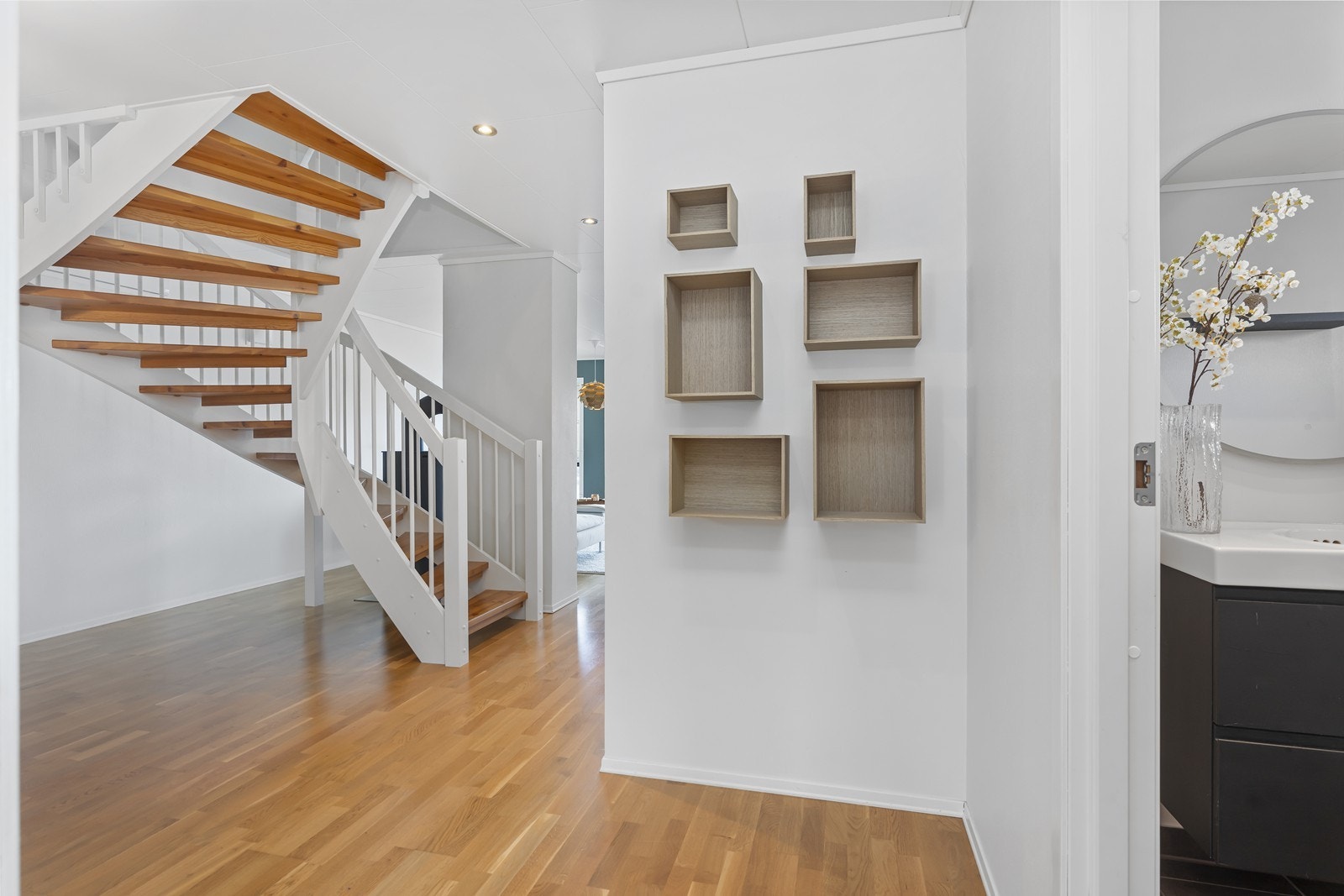 Trappen har en sentral plassering i rommet og skaper en naturlig inndeling av stuedelen Galleribilde