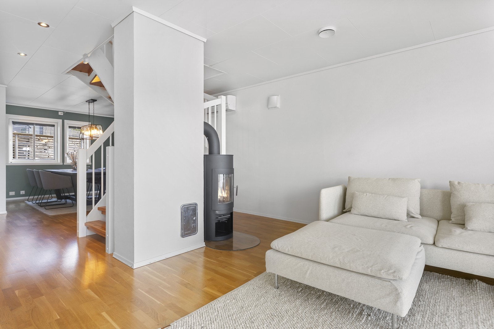 Stuen er delt i to soner, med fleksible løsninger for både spisestue og TV-stue Galleribilde