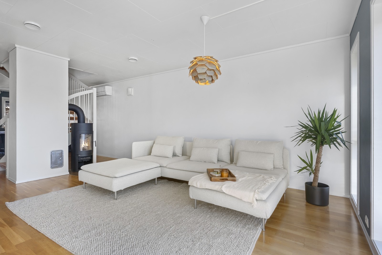 Boligen har oppvarming via vedovn, varmepumpe og varmekabler på bad Galleribilde