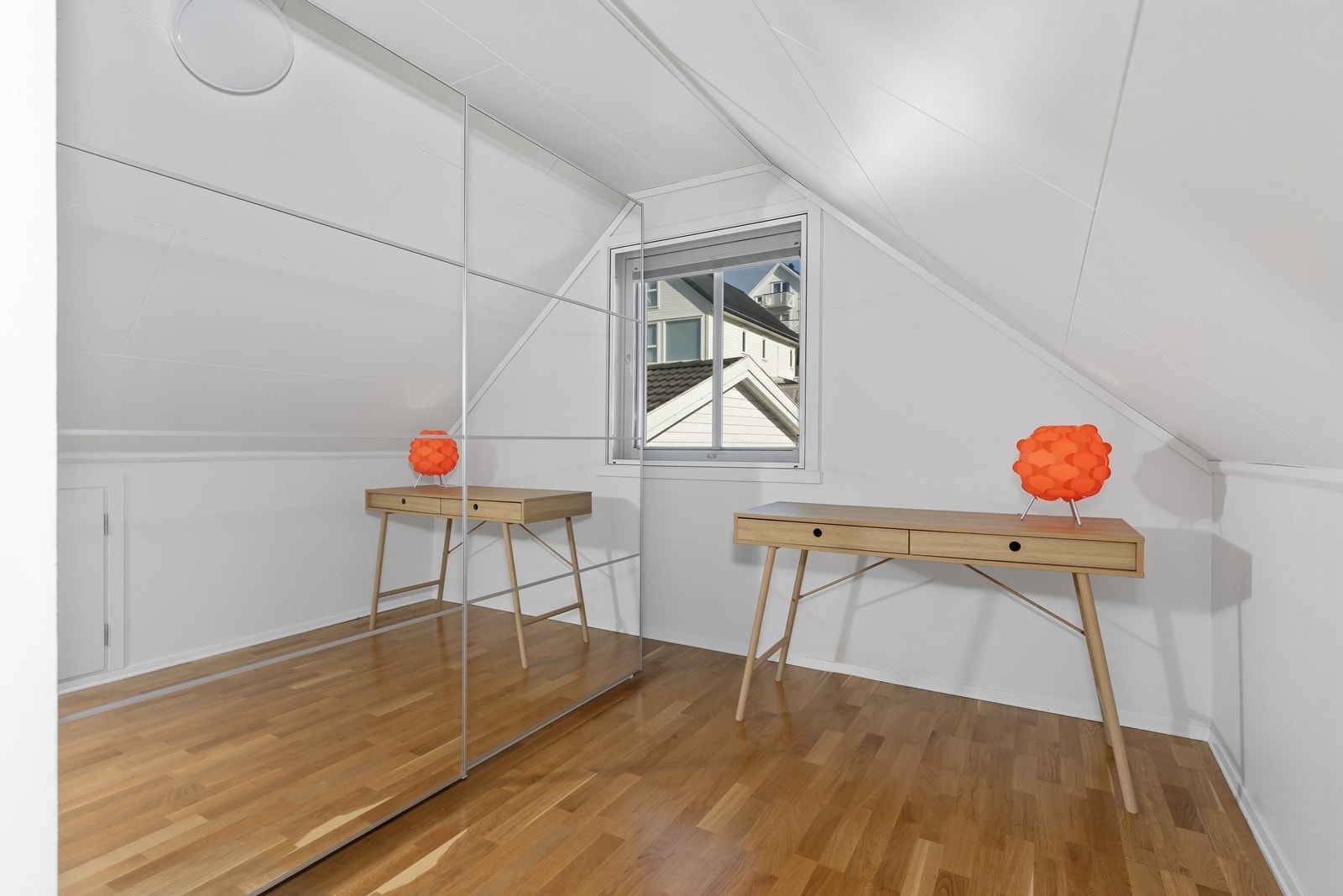 Soverom 3 på loft har stor garderobe Galleribilde