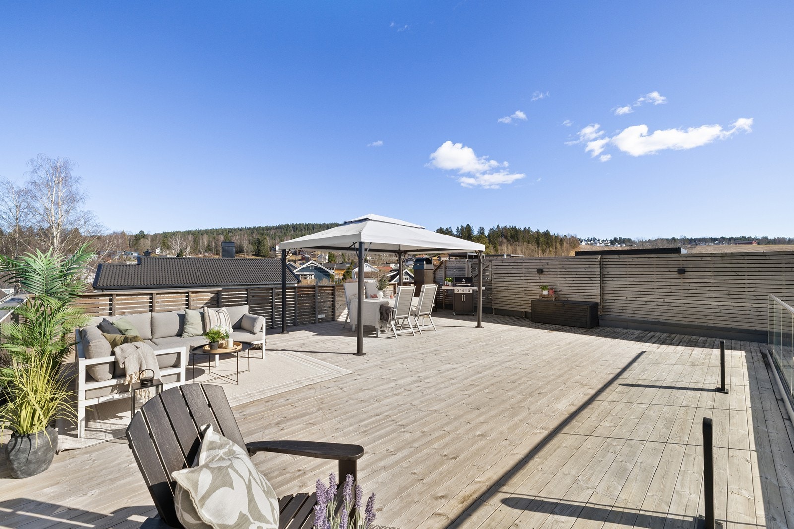 Terrassen gir flotte muligheter for hyggelige utemøbleringer. Galleribilde