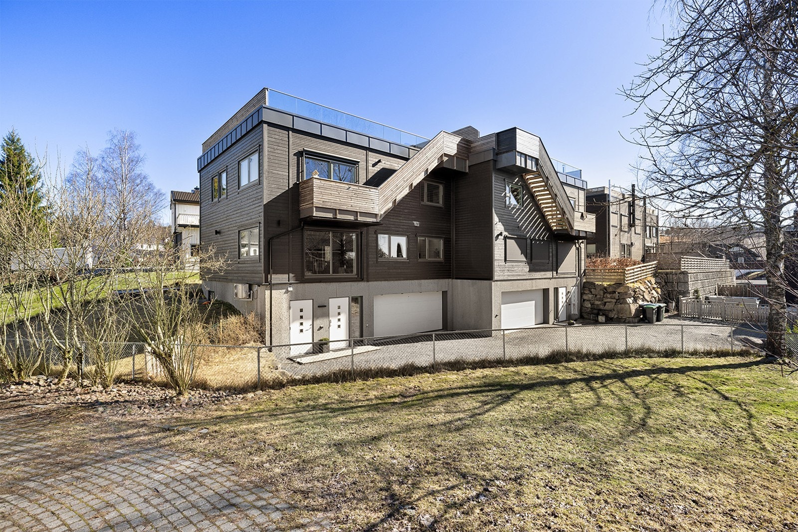 Eiendommen ligger i et familievennlig, landlig og likevel sentralt boligområde på Leirsund. Galleribilde