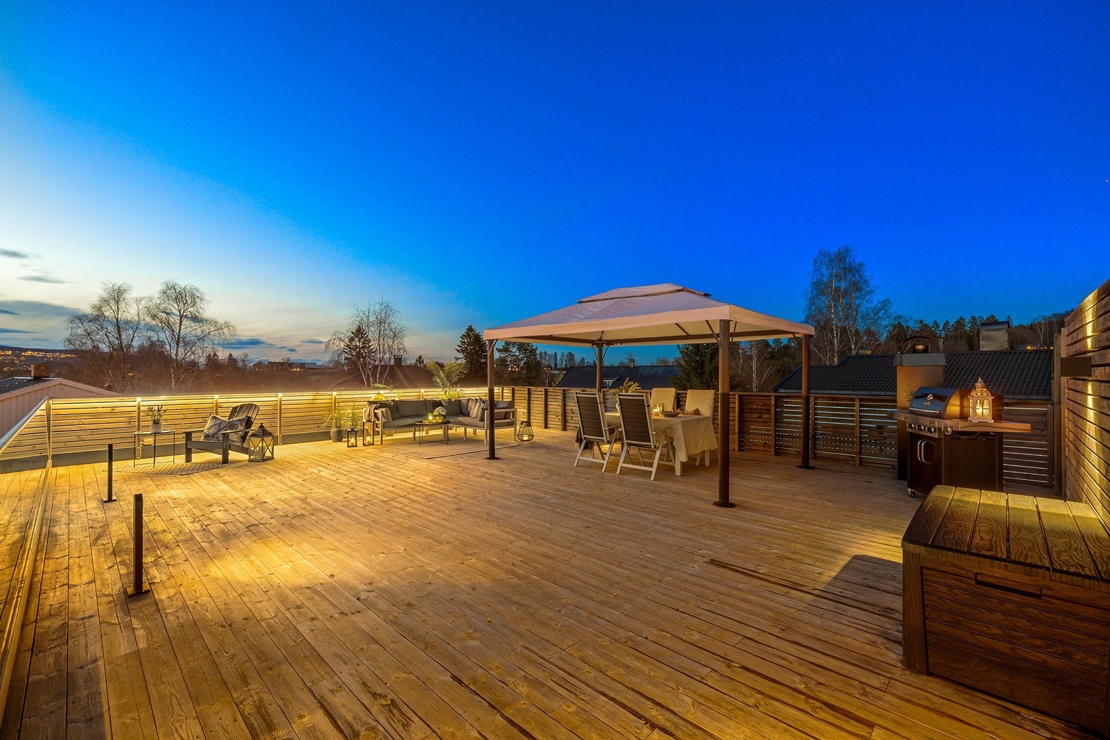 Dette er en herlig og solrik takterrasse på hele 88 kvm med vidstrakt utsikt. Galleribilde
