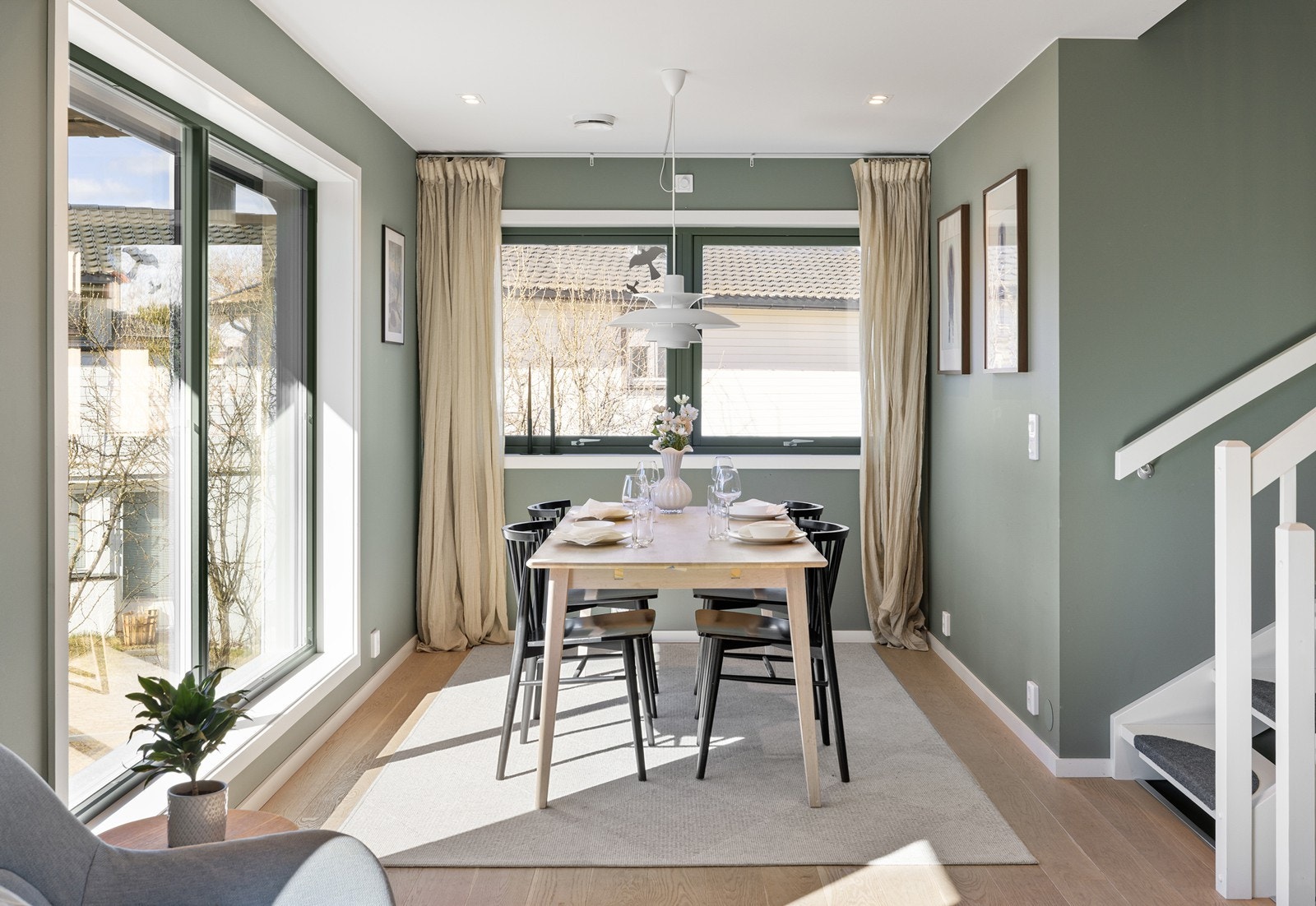 Trivelig spiseområde med rikelig dagslys. Galleribilde