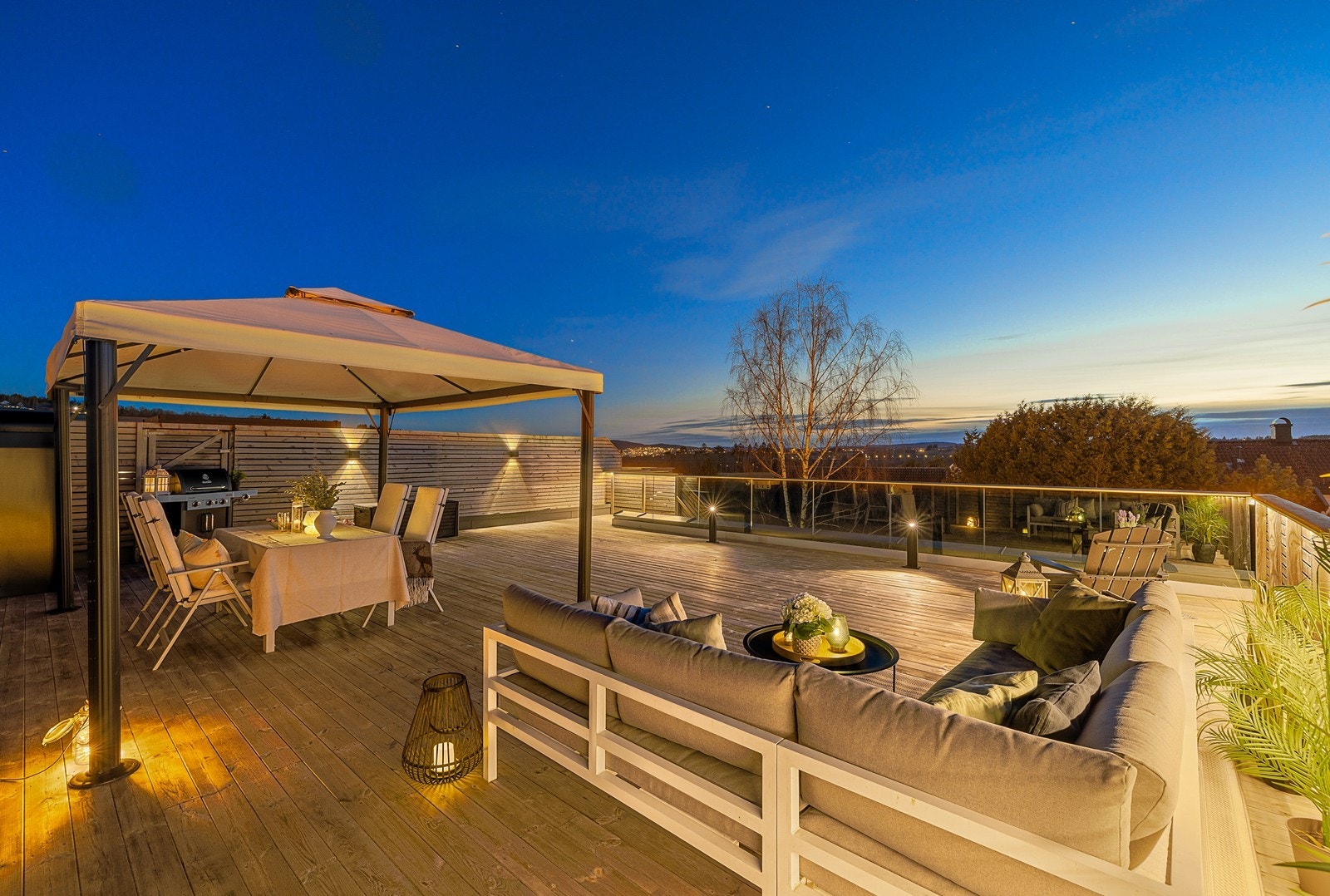 En lekker og moderne halvpart i funkisstil med høy standard, integrert dobbelgarasje og en fantastisk takterrasse. Galleribilde