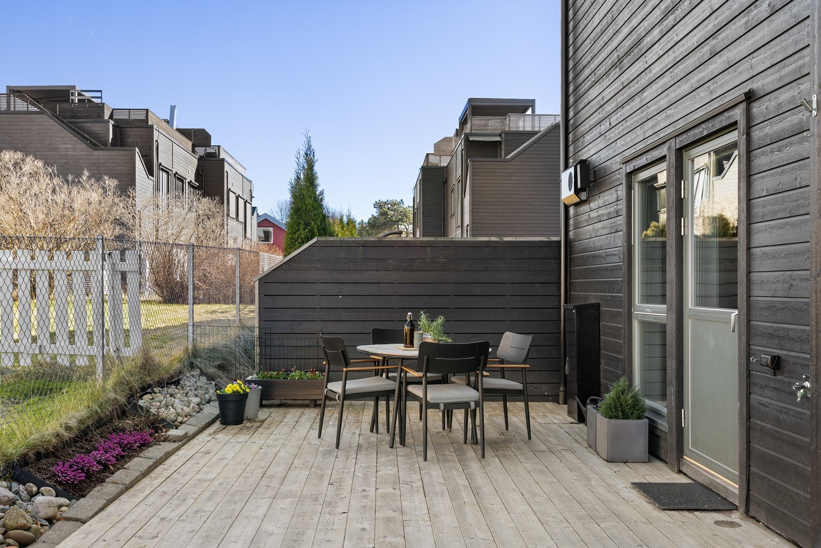 Fra stuen er det utgang til en herlig terrasse. Galleribilde
