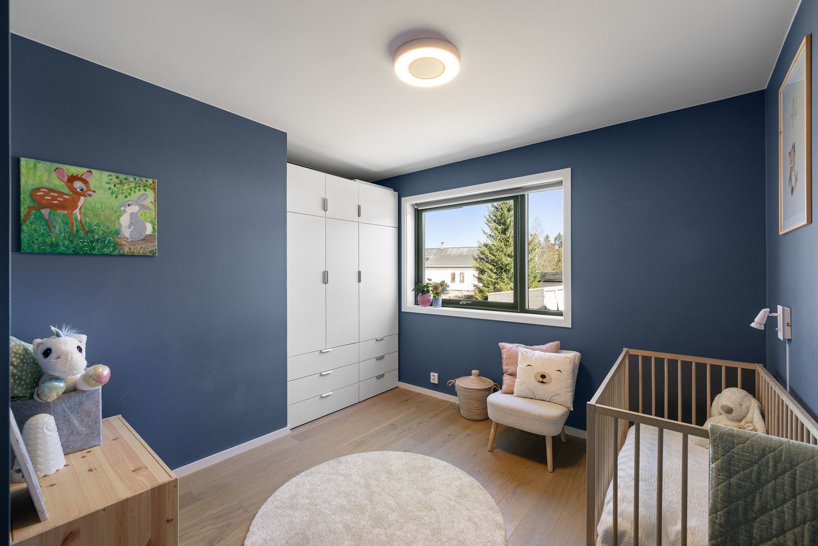Rommene kan innredes med seng, nattbord, garderobe og eventuelt skrivebord. Galleribilde