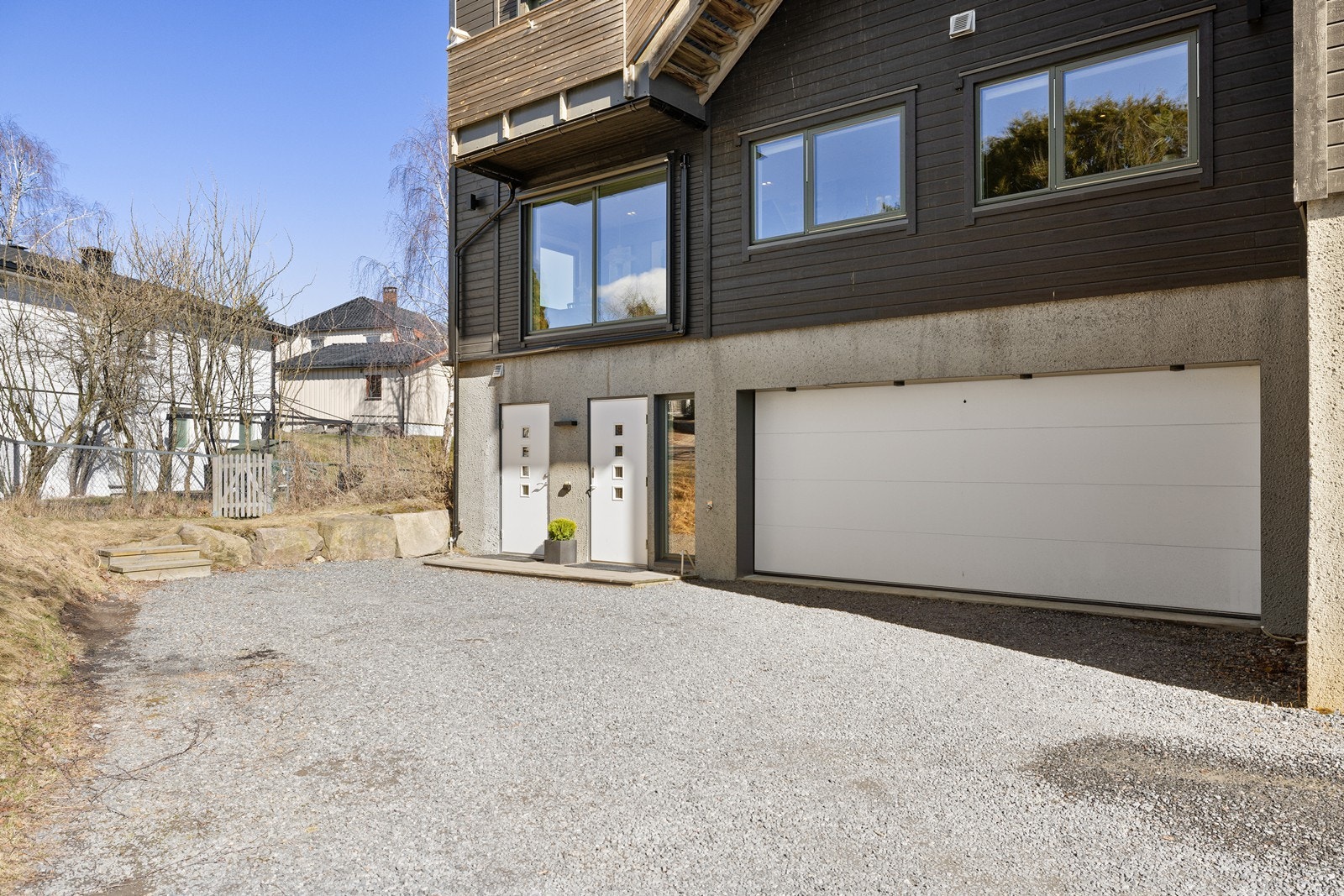 Hybelen har både inngang fra hoveddelen av boligen, i tillegg til separat ytterdør fra bakkeplan. Galleribilde