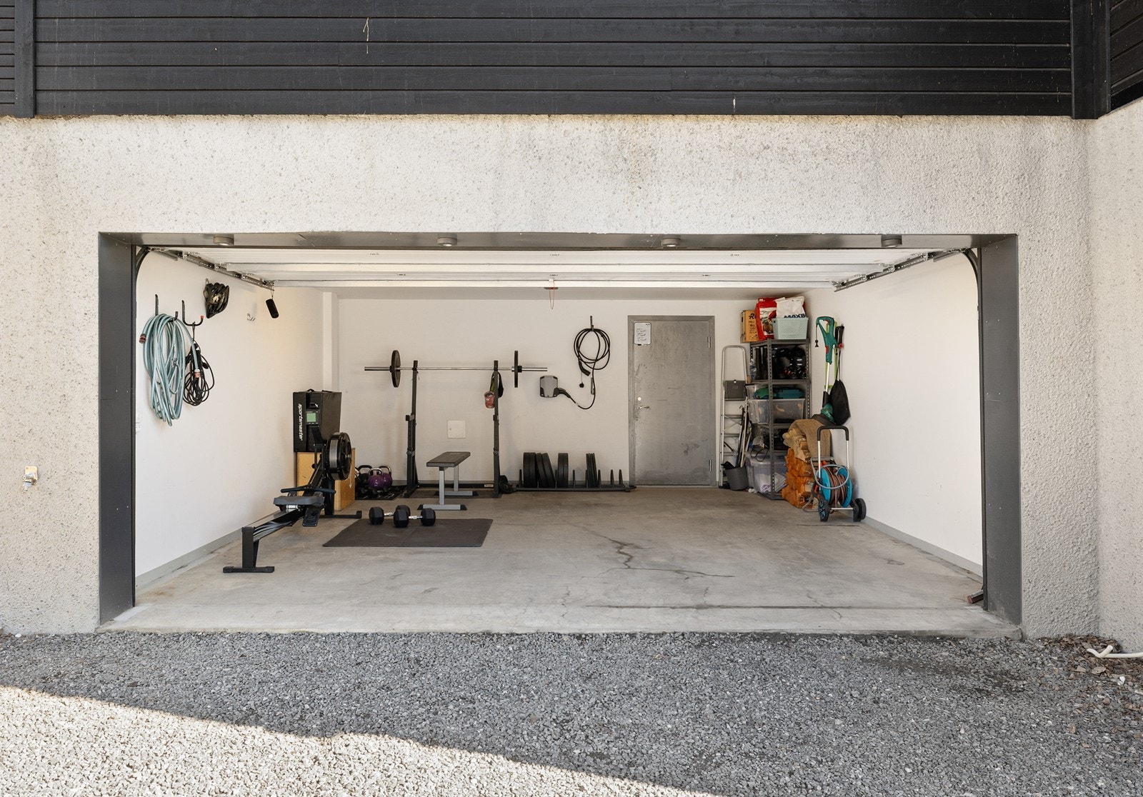 Parkering i integrert dobbeltgarasje med elbillader montert. Galleribilde