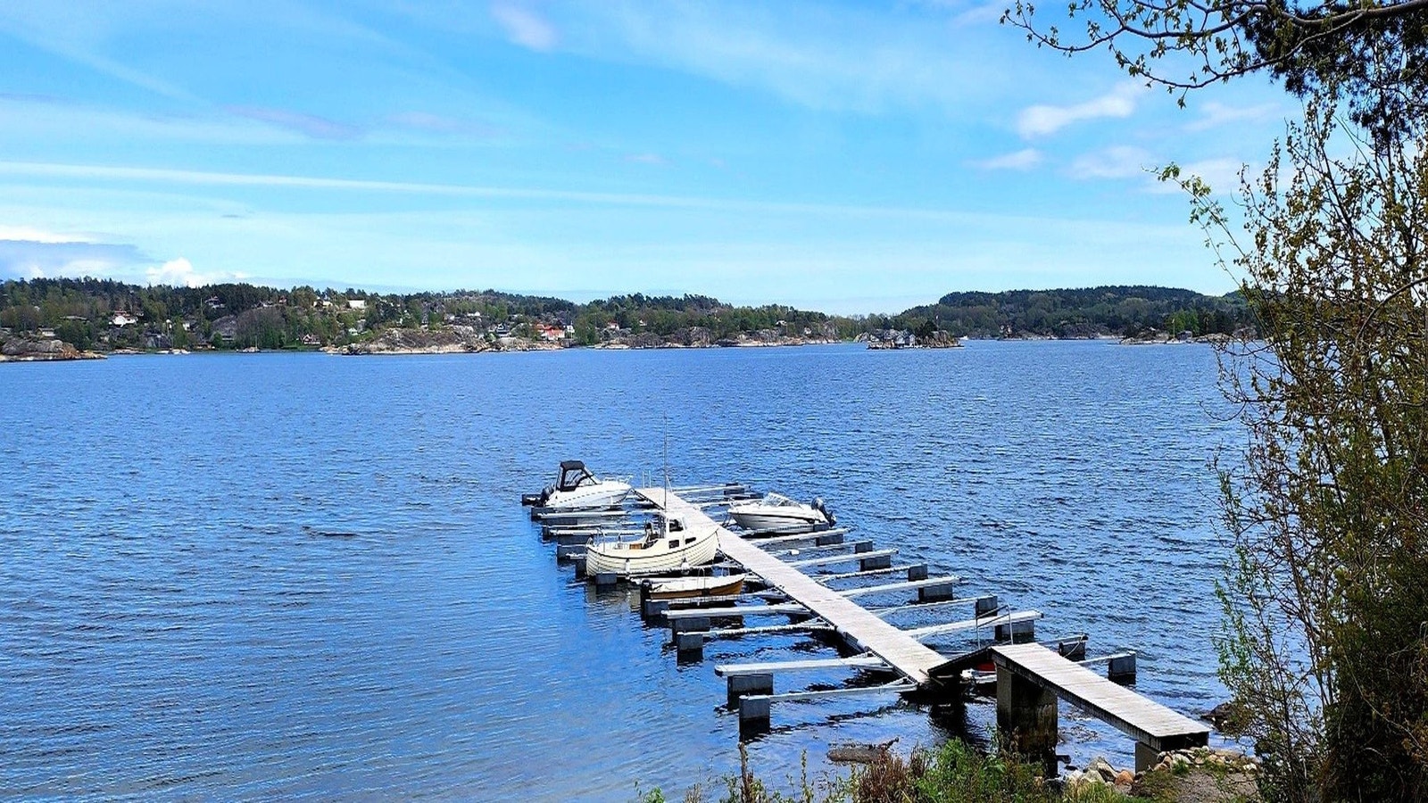 Fra eiendommen har man natur og sjø som nærmeste nabo. Her fra brygge hvor båtplass kan medfølge etter avtale Galleribilde