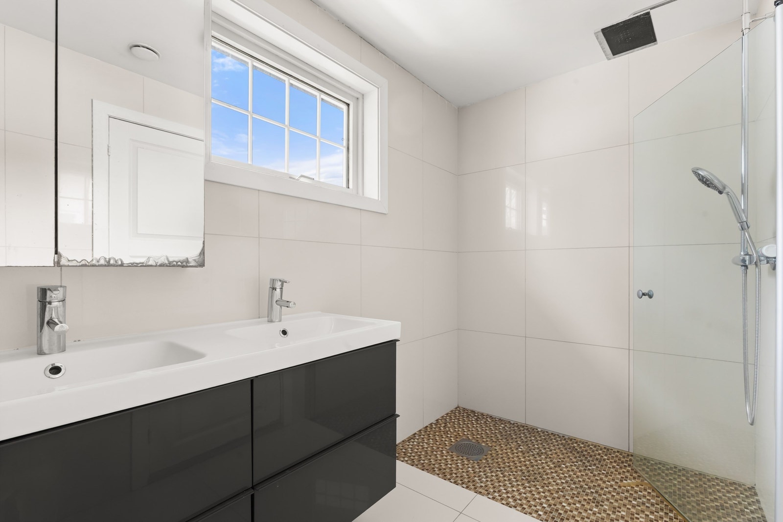 Innredningen består av dobbel servant med speilskap og belysning, en praktisk løsning for en familie i en travel hverdag. Galleribilde