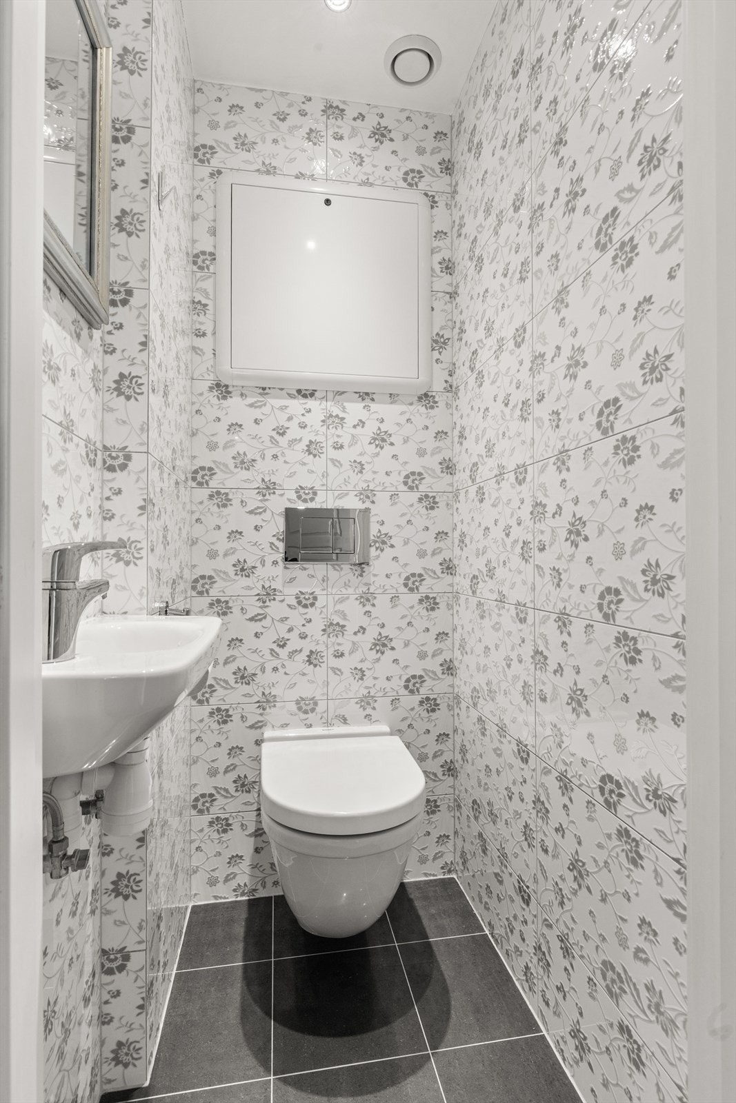 I denne etasjen finner du også et praktisk, separat toalettrom. Rommet har flislagt gulv med gulvvarme og flislagte vegger, og er innredet med servant, speil og vegghengt toalett. Galleribilde