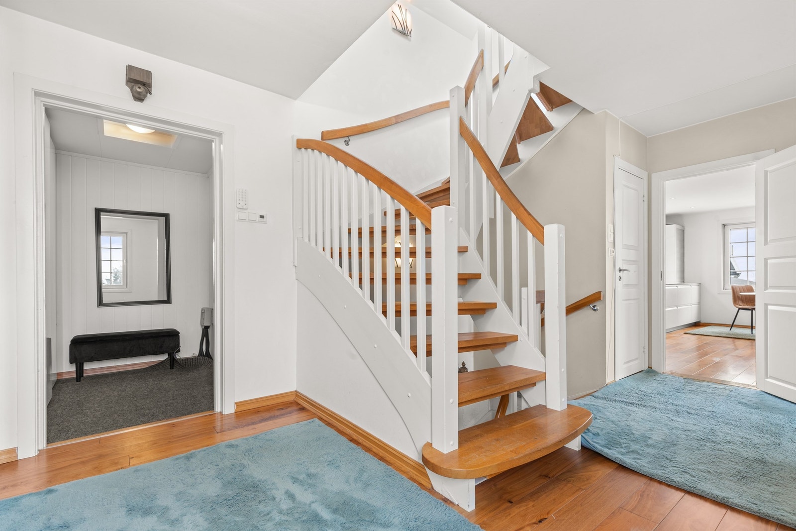 Fra entréen i første etasje kommer du inn i en romslig og sentralt plassert gang med trapperom som binder sammen boligens etasjer. Galleribilde