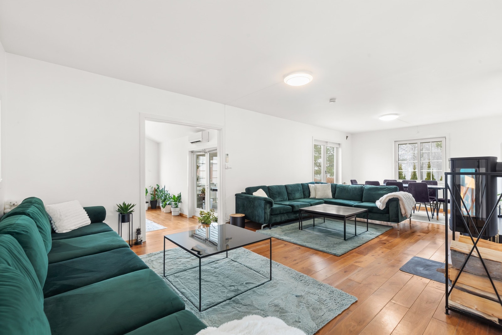 Boligen byr på romslige og luftige oppholdsrom som gir god plass til den store familien. Galleribilde