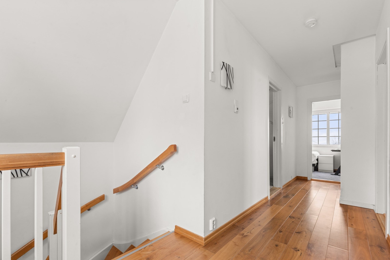 Gangen fungerer som et naturlig bindeledd mellom soverommene og badet, og gir en praktisk og oversiktlig planløsning. Galleribilde