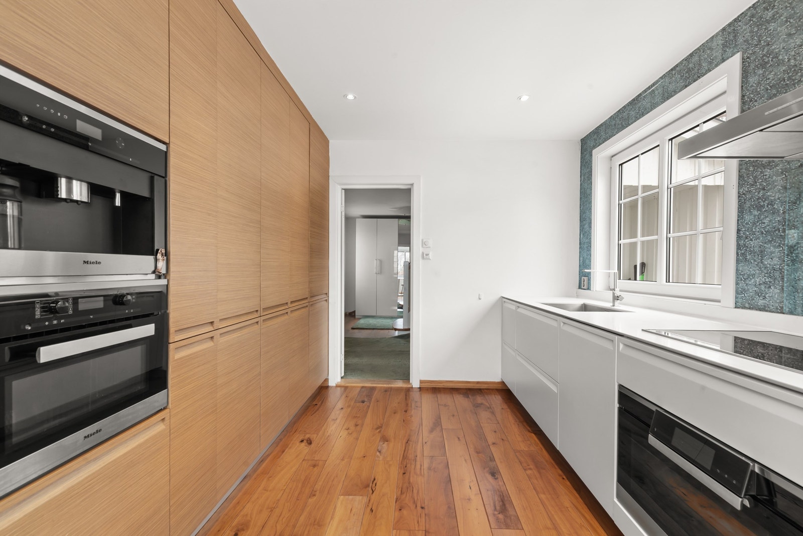 Kjøkkenet er moderne og romslig, og fremstår som et naturlig samlingspunkt i hjemmet. Galleribilde