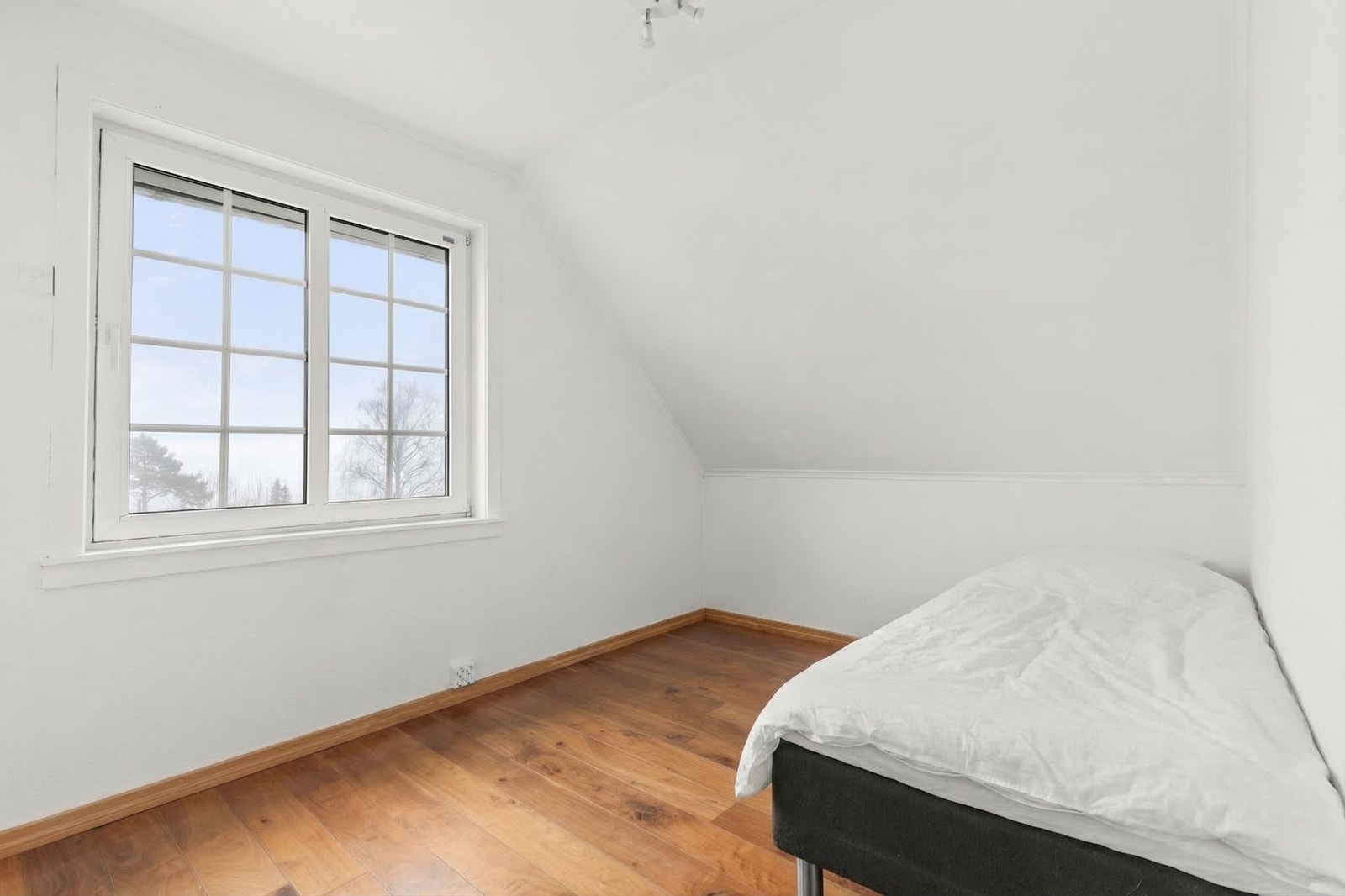 Soverommene har parkett på gulv og malte overflater som skaper et lyst og trivelig uttrykk Galleribilde