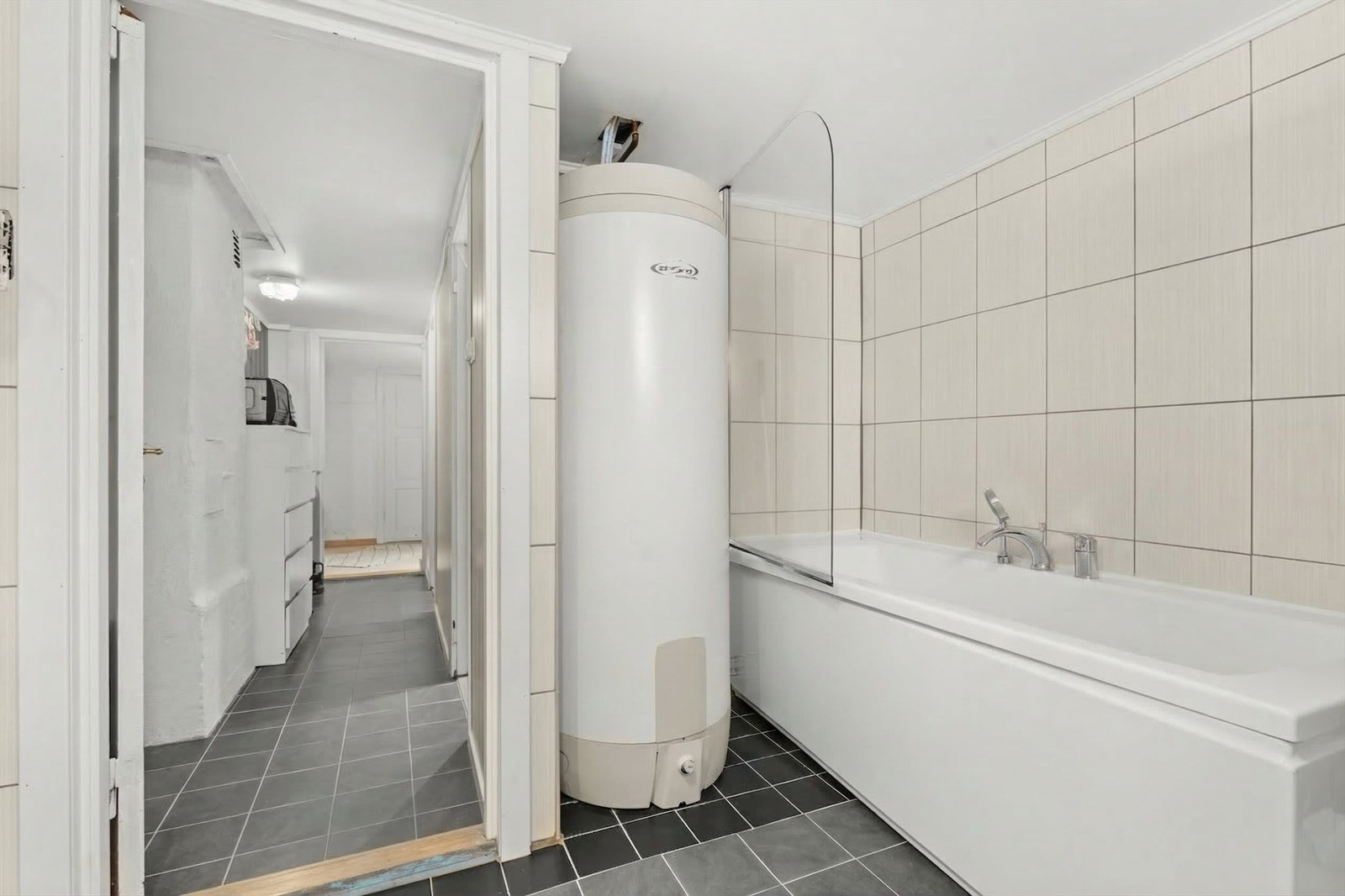 Boligen har et separat vaskerom, en praktisk løsning for en aktiv familiehverdag. Rommet ble oppgradert i 2013 og har flislagt gulv og vegger. Galleribilde