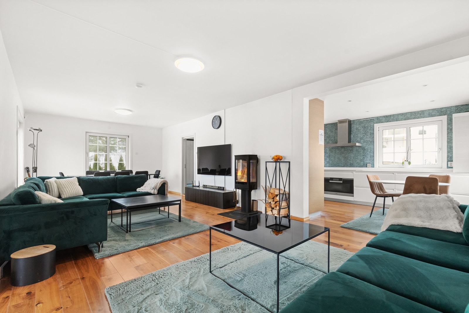 Rommene har parkett på gulv og store vinduer som gir godt med lys og en luftig romfølelse. Galleribilde