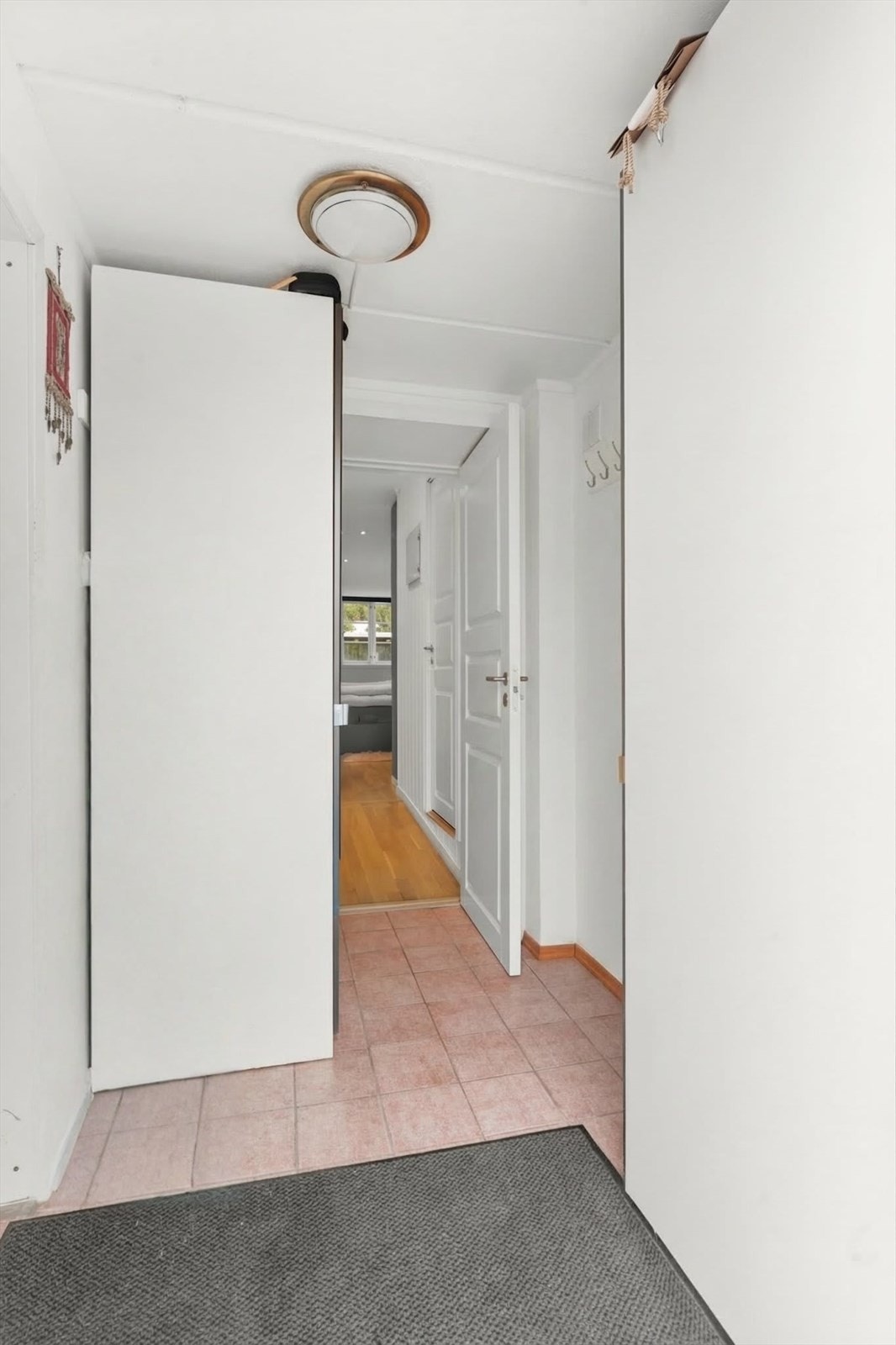 Vindfanget gir et praktisk første møte med boligen, med innvendig adkomst til den integrerte garasjen. Herfra ledes du videre inn i underetasjen. Galleribilde