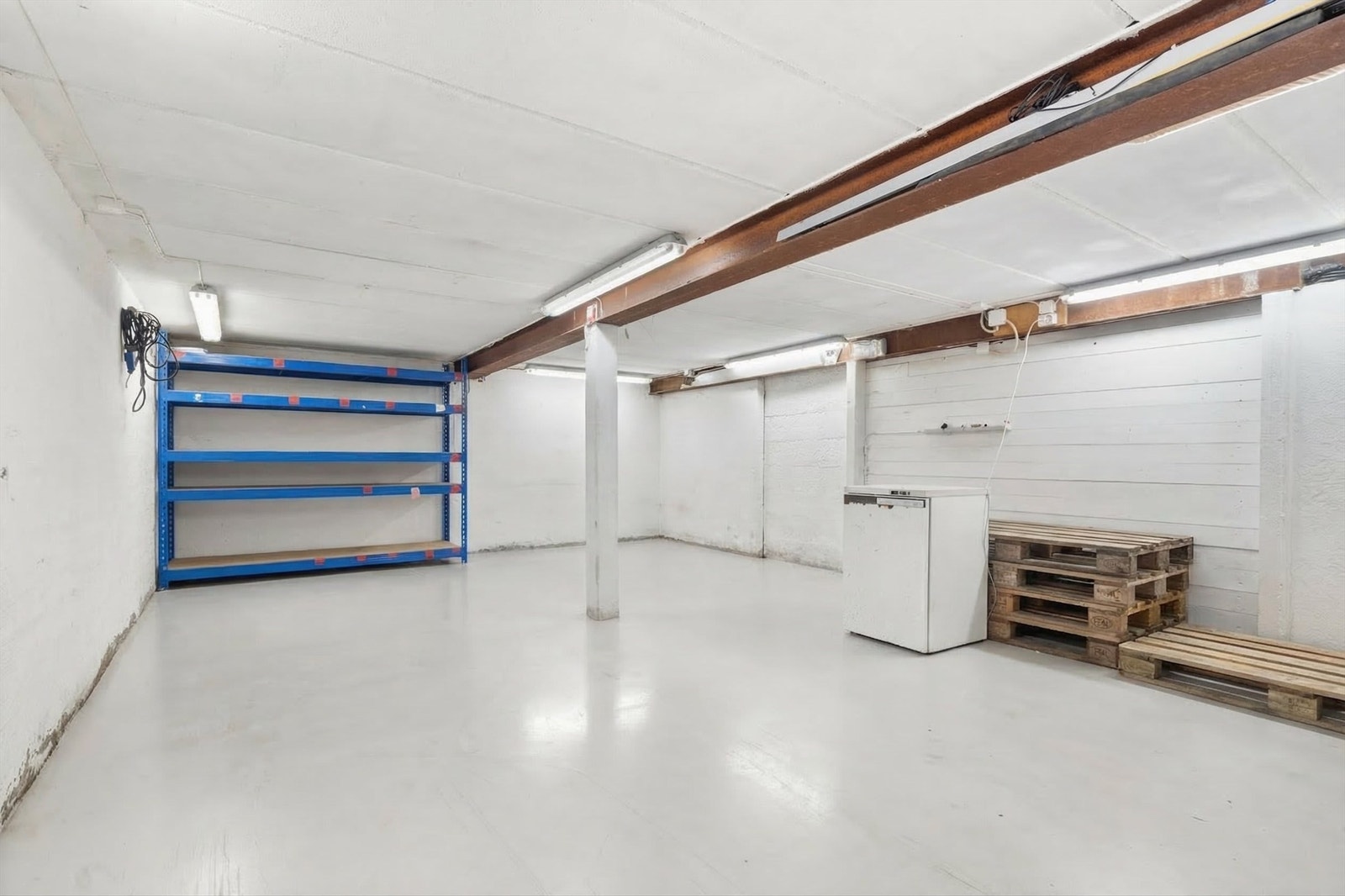 Den romslige garasjen gir god plass til biloppbevaring, og kan i tillegg benyttes som praktisk lagringsplass. Galleribilde