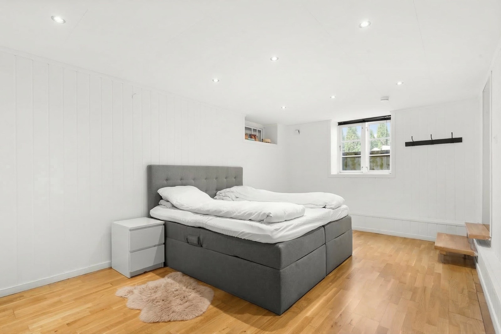 Underetasjen har et stort rom som i dag benyttes som soverom. Det kan like gjerne innredes som en romslig kjellerstue for barna, et hjemmekontor eller et ekstra oppholdsrom. Galleribilde