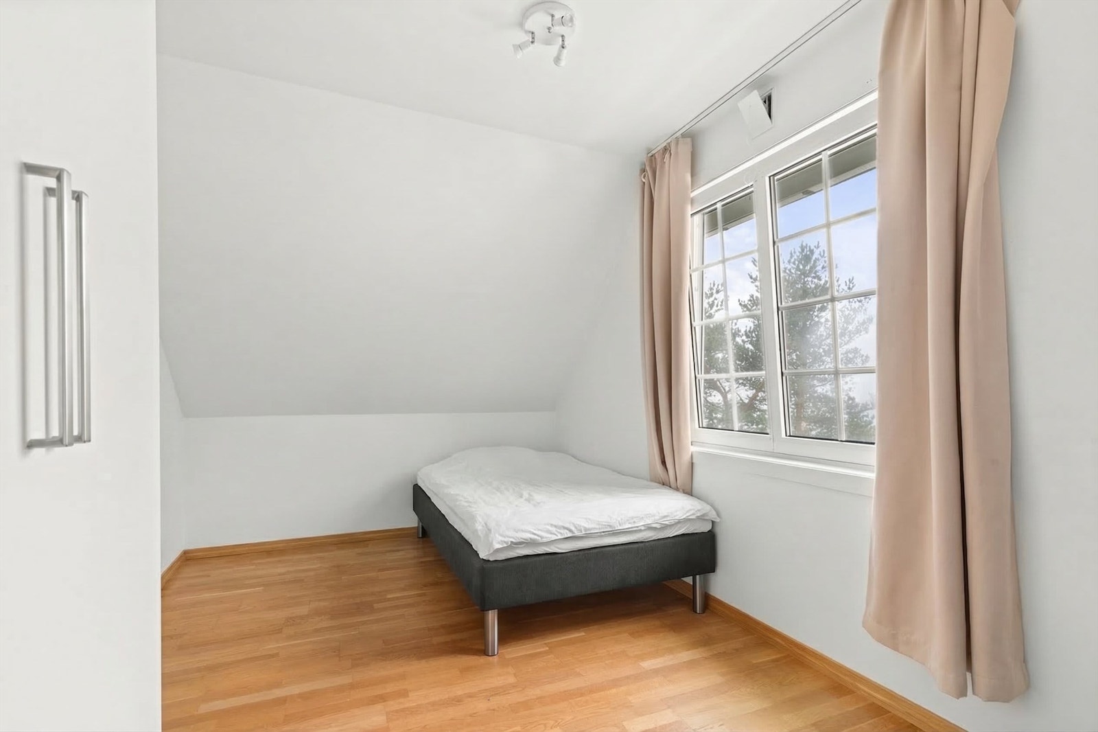 Etasjen har hele fire soverom, noe som gir svært gode løsninger for barnefamilier eller for deg som ønsker ekstra rom til hjemmekontor, gjesterom eller hobbyrom. Galleribilde