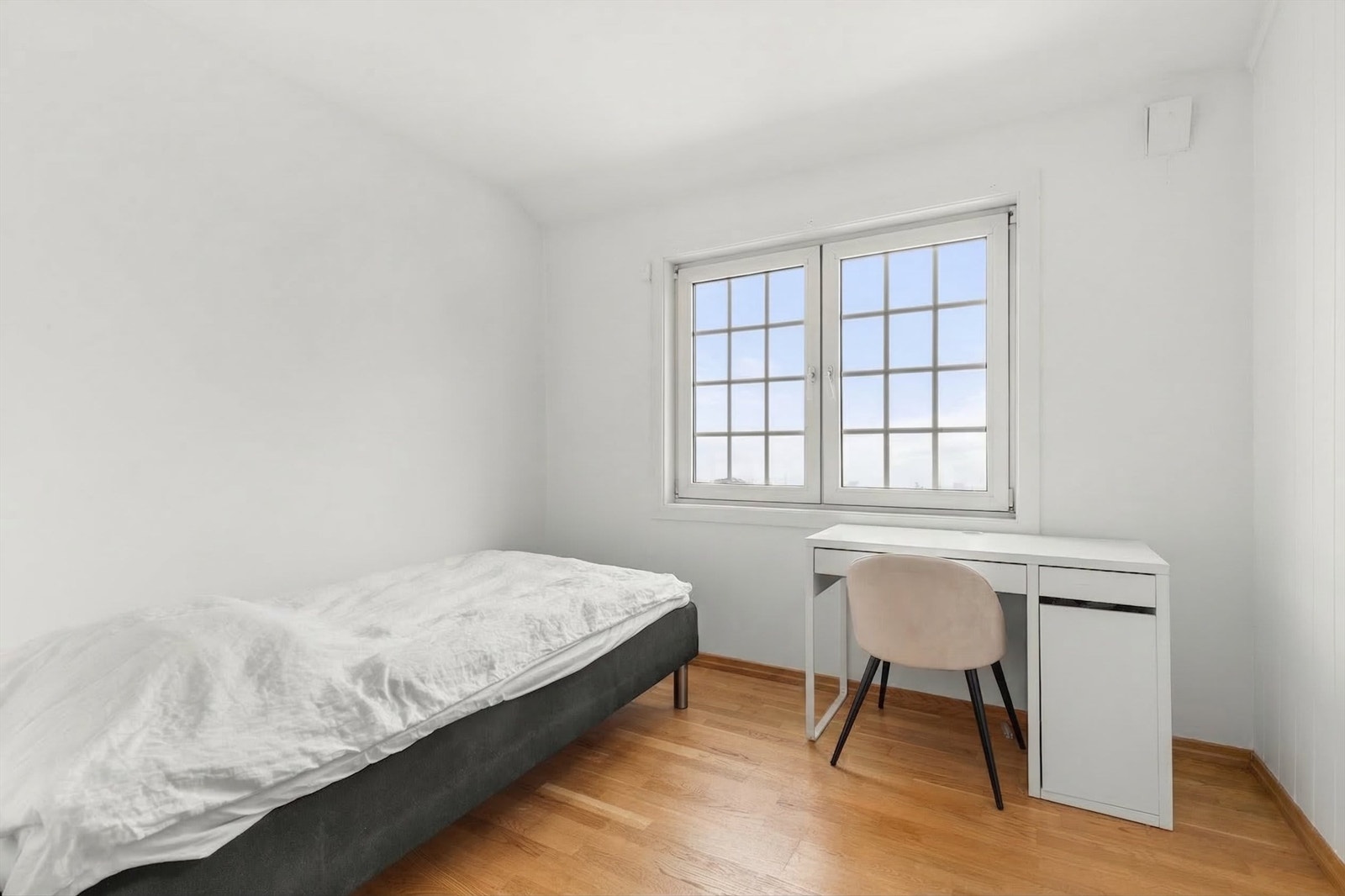 Med flere rom samlet i samme etasje ligger alt godt til rette for en funksjonell og familievennlig soveromsavdeling. Galleribilde