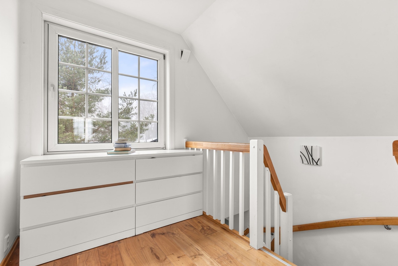 En lys og romslig gang med trapperom binder sammen rommene i andre etasje. Galleribilde