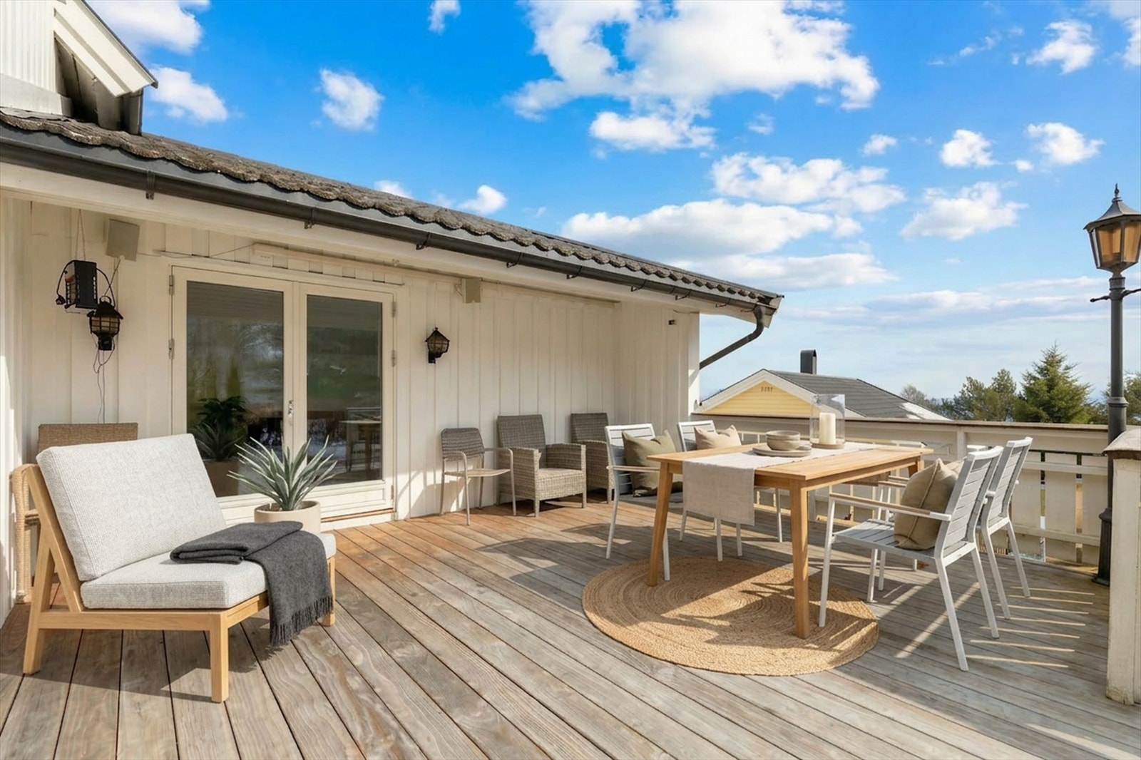 Terrassen har rikelig med plass til både spisegruppe, sittegrupper og grill - perfekt for lange sommerdager og sosiale sammenkomster med familie og venner. (Bildet er rendert med AI.) Galleribilde