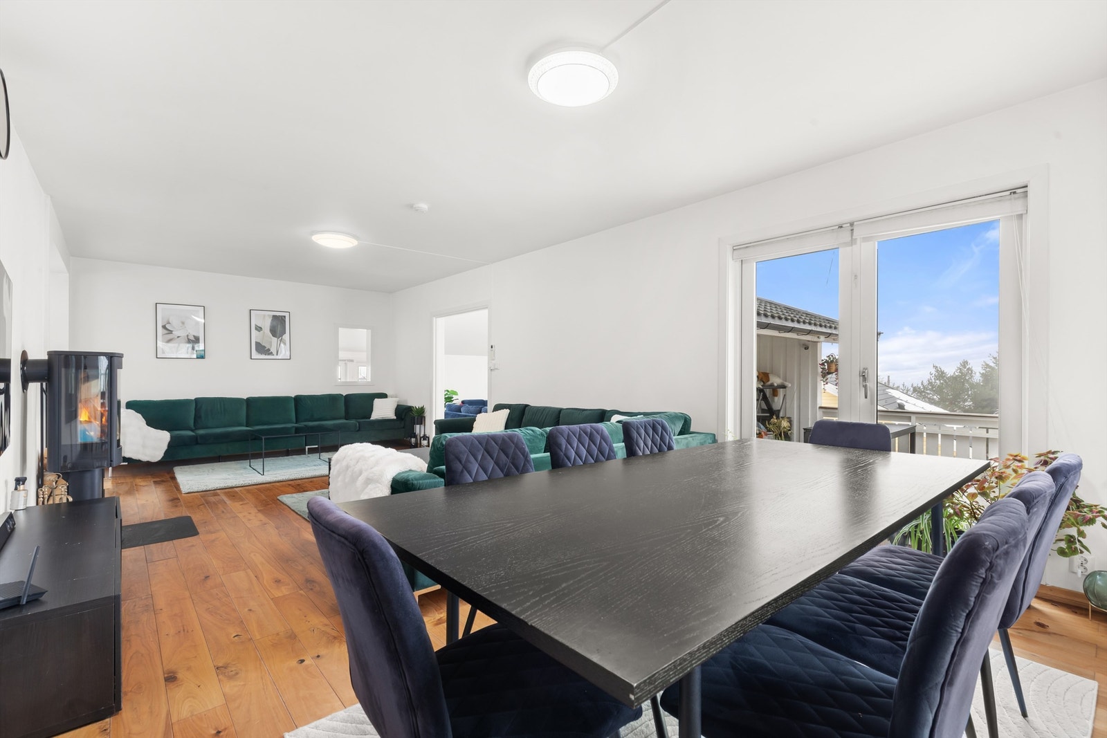 Fra rommet har du utgang til den store terrassen som fører videre ned til hagen. Galleribilde