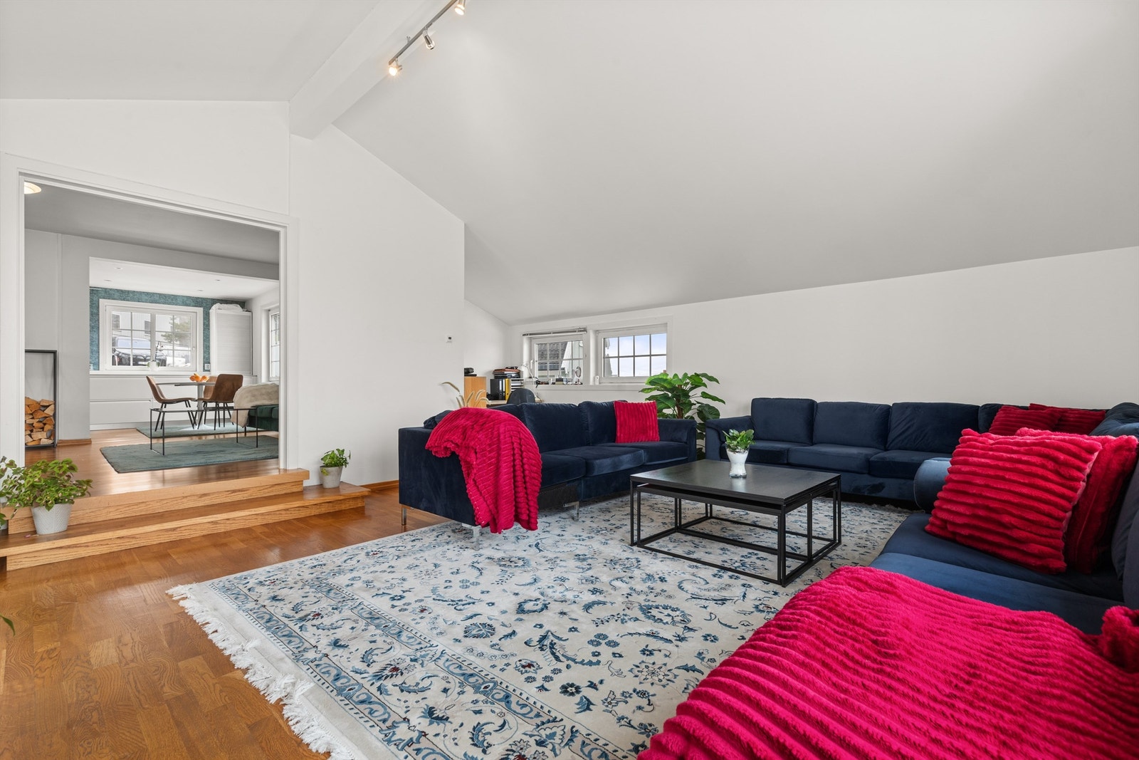 I et nyere påbygg til boligen ligger husets største oppholdsrom - en lys og trivelig stue med svært god plass til både hverdag og sosiale sammenkomster. Galleribilde