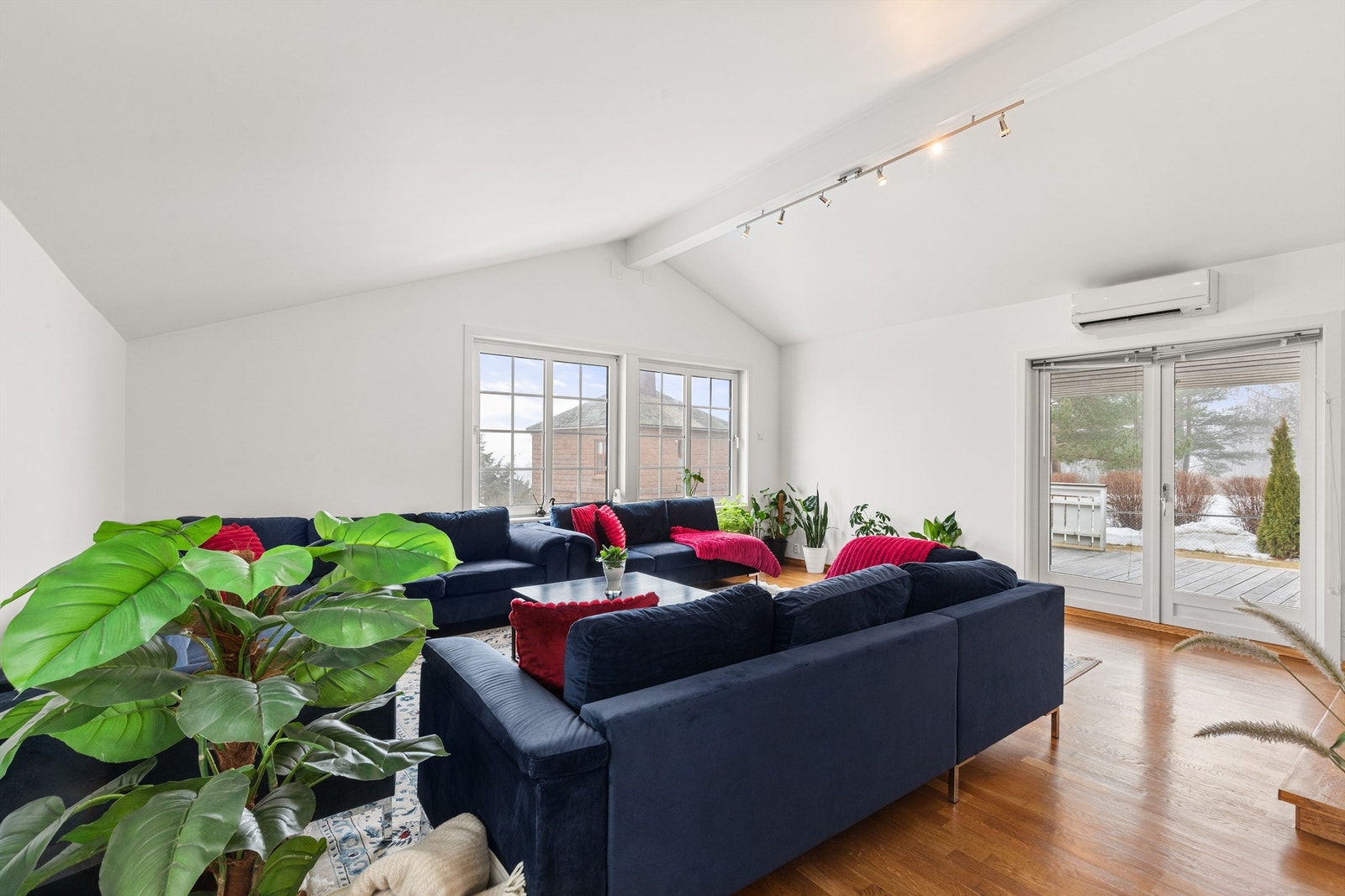 Her finner du sjarmerende skråtak, store vinduer som gir godt med naturlig lysinnslipp, samt direkte utgang til terrassen. Galleribilde