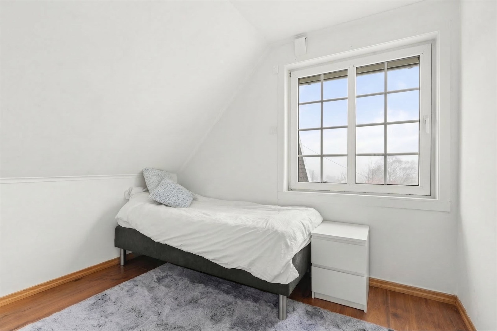 Alle soverommene er lyse og romslige, og har god plass til seng og garderobeskap. Galleribilde