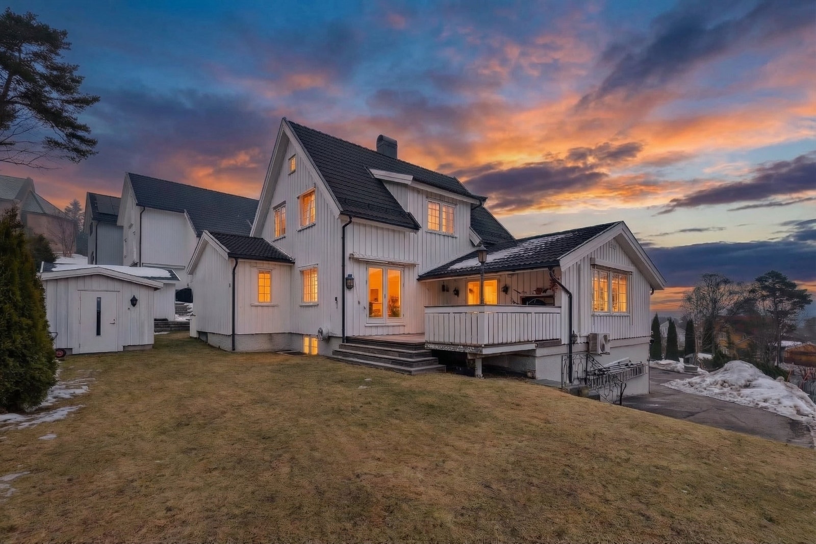 Boligen i kveldslys. Galleribilde