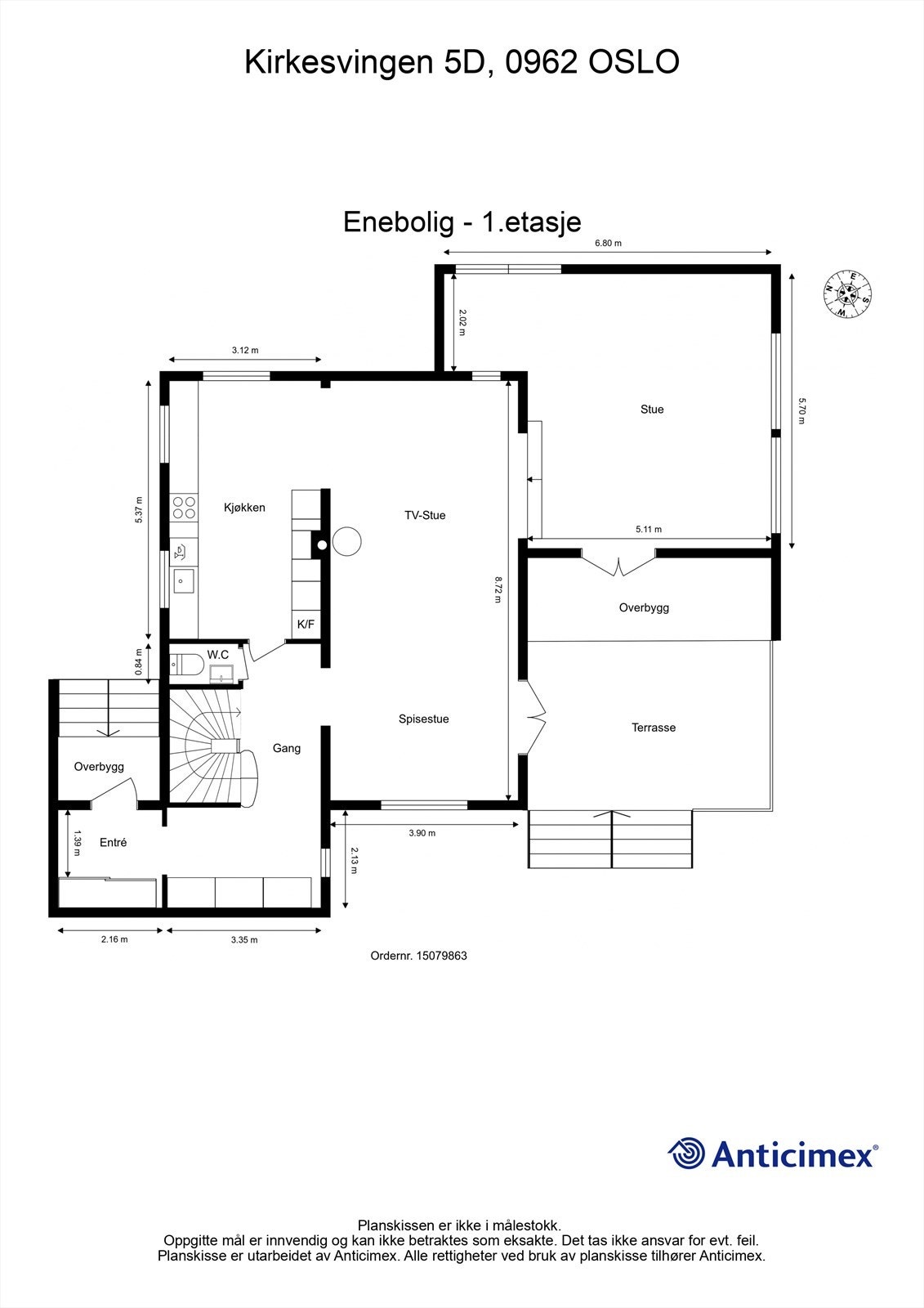 Første etasje er boligens sosiale sone, med romslige oppholdsrom, kjøkken og utgang til en stor terrasse. Galleribilde